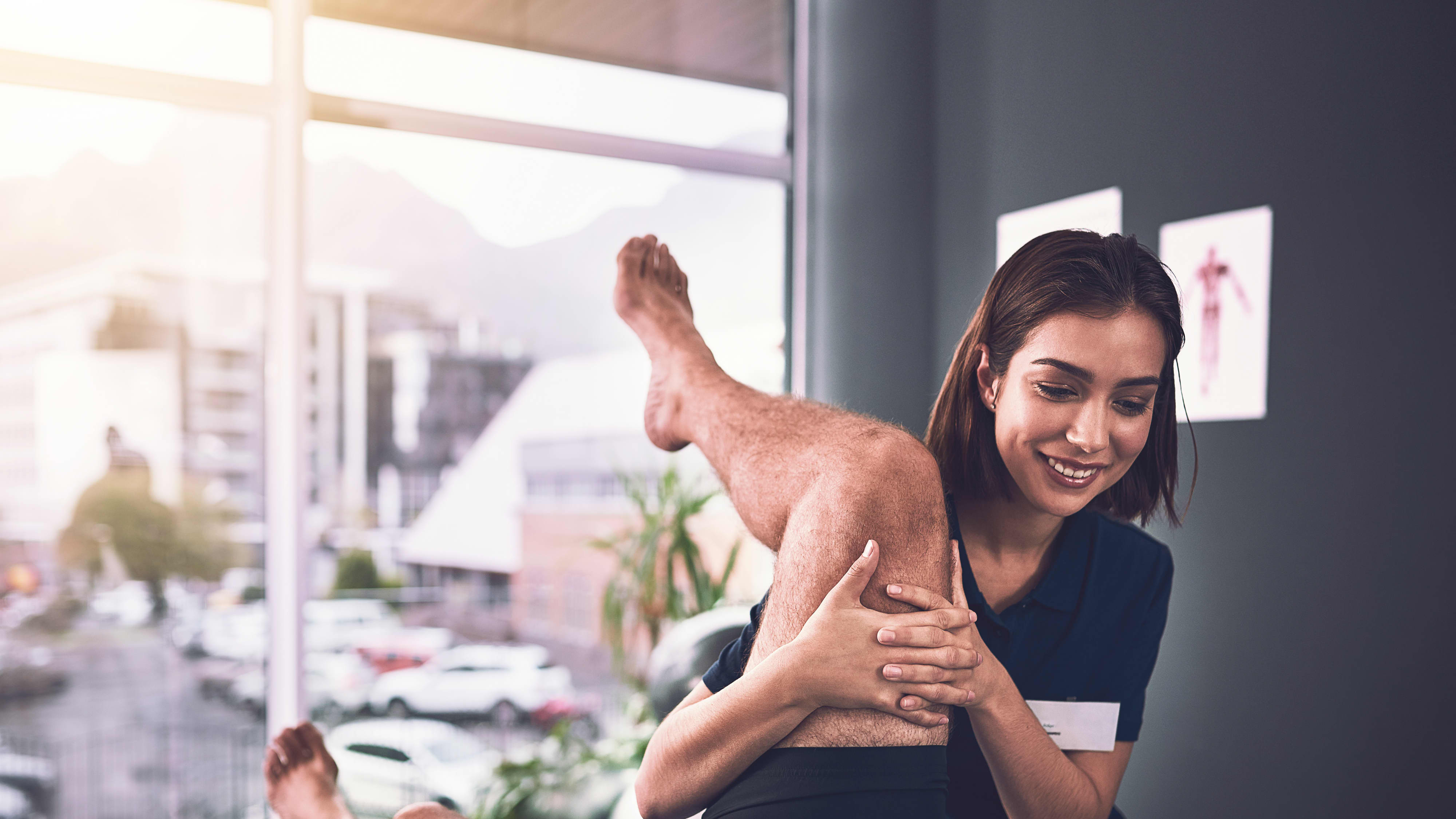 Titelbild für Infoseite “Bachelor Physiotherapie”: Physiotherapeutin mit Patient in Praxis
