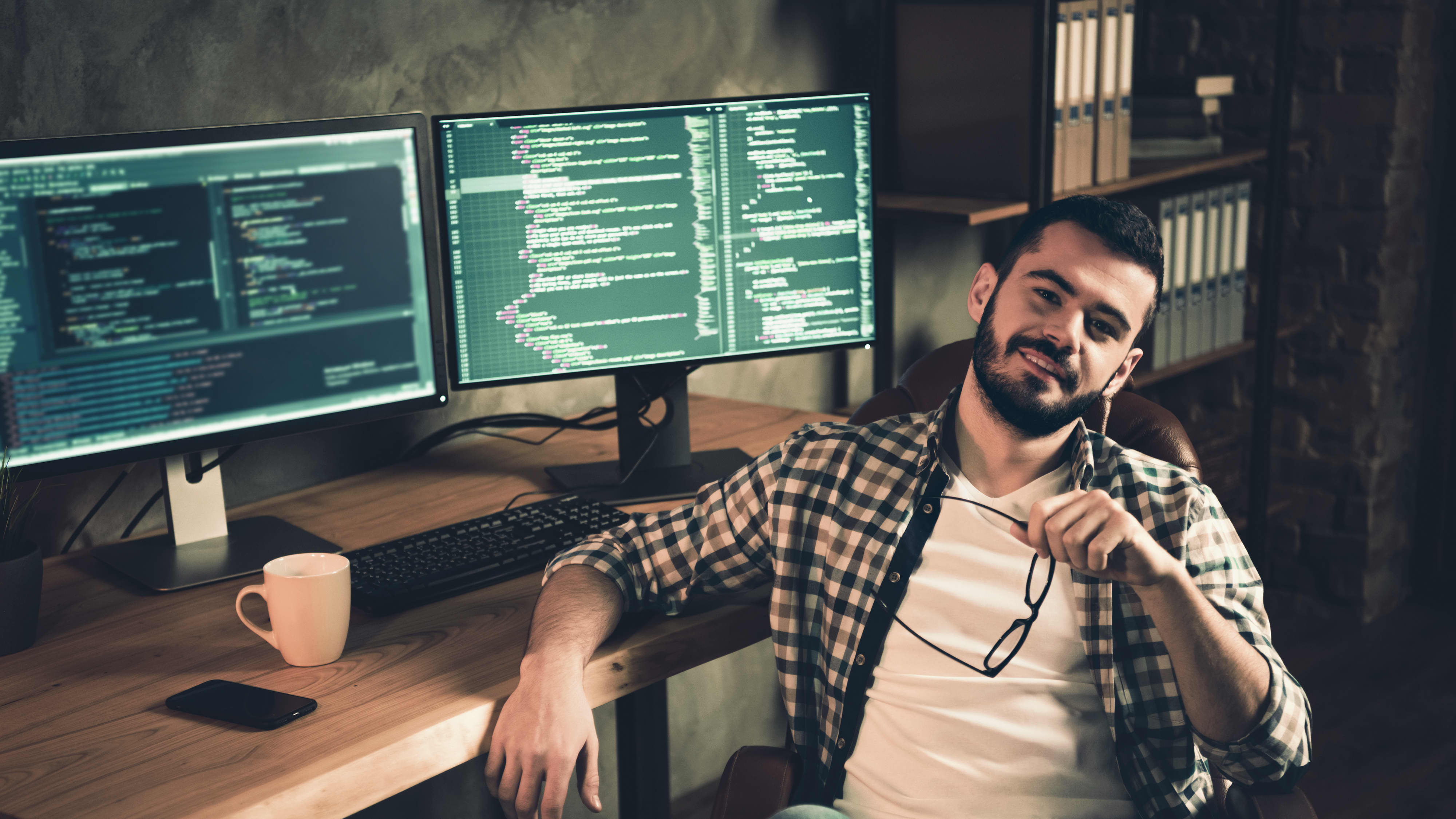 Titelbild für Infoseite “Bachelor Computer Science”: Student arbeitet am Computer