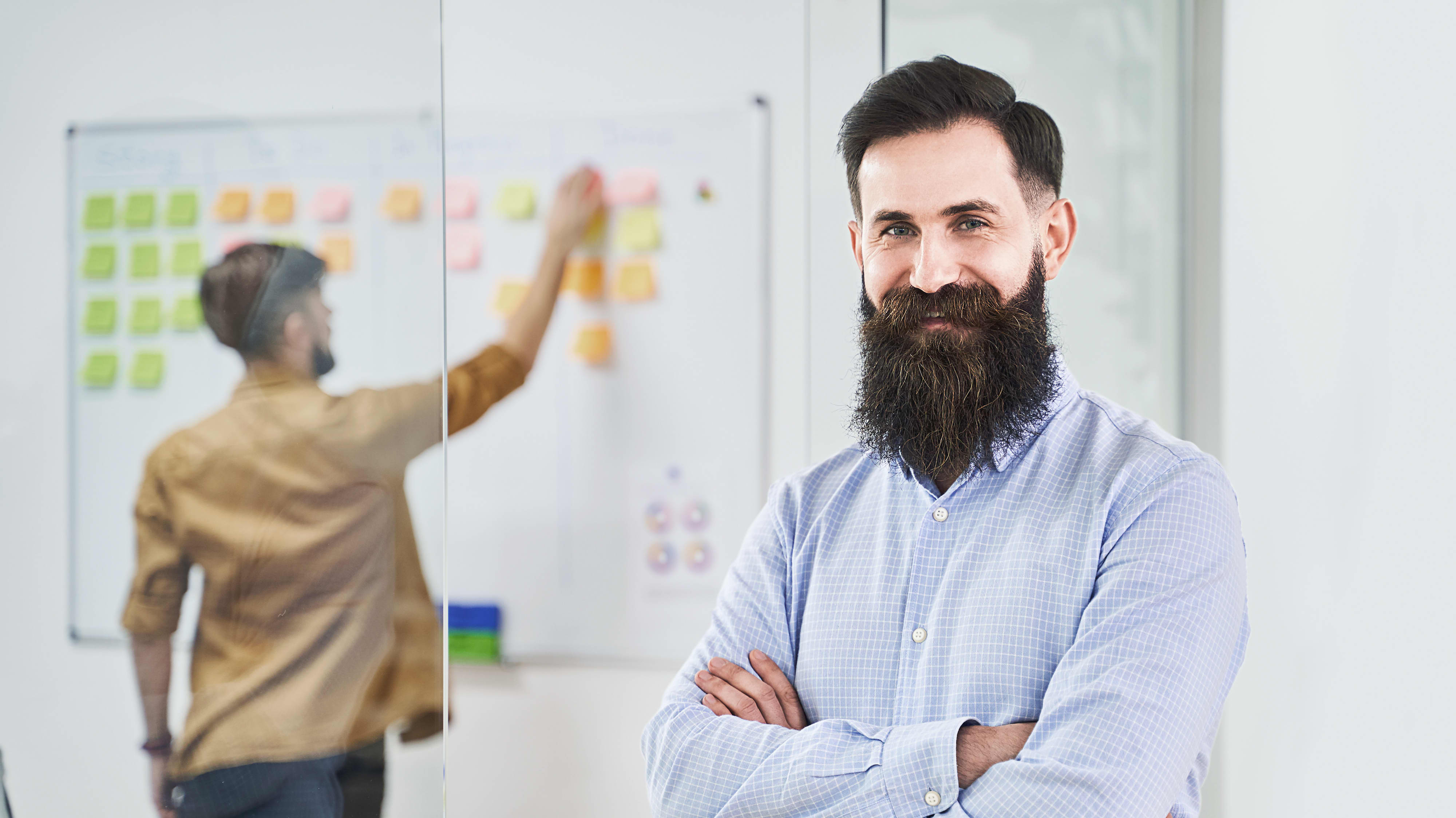 Titelbild zur Infoseite "Master Personalentwicklung": Mann mit Bart im Büro