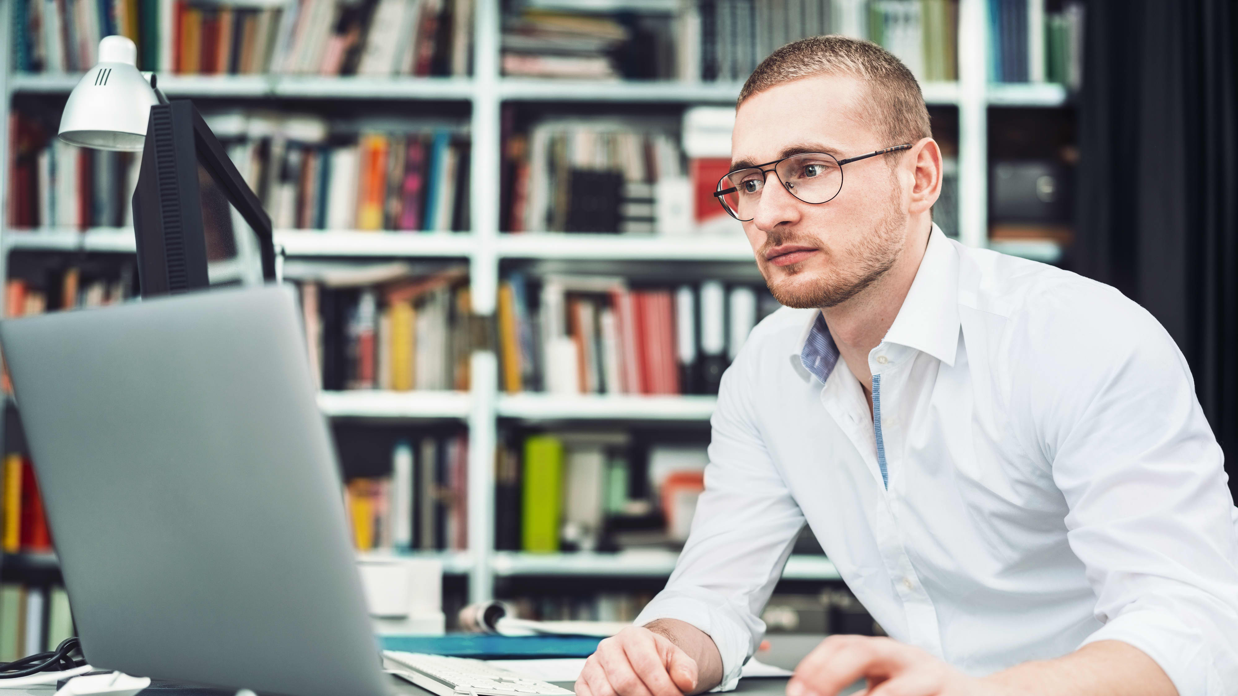 Titelbild für Infoseite "Master Wirtschaftsinformatik": Wirtschaftsinformatiker bei der Arbeit im Homeoffice