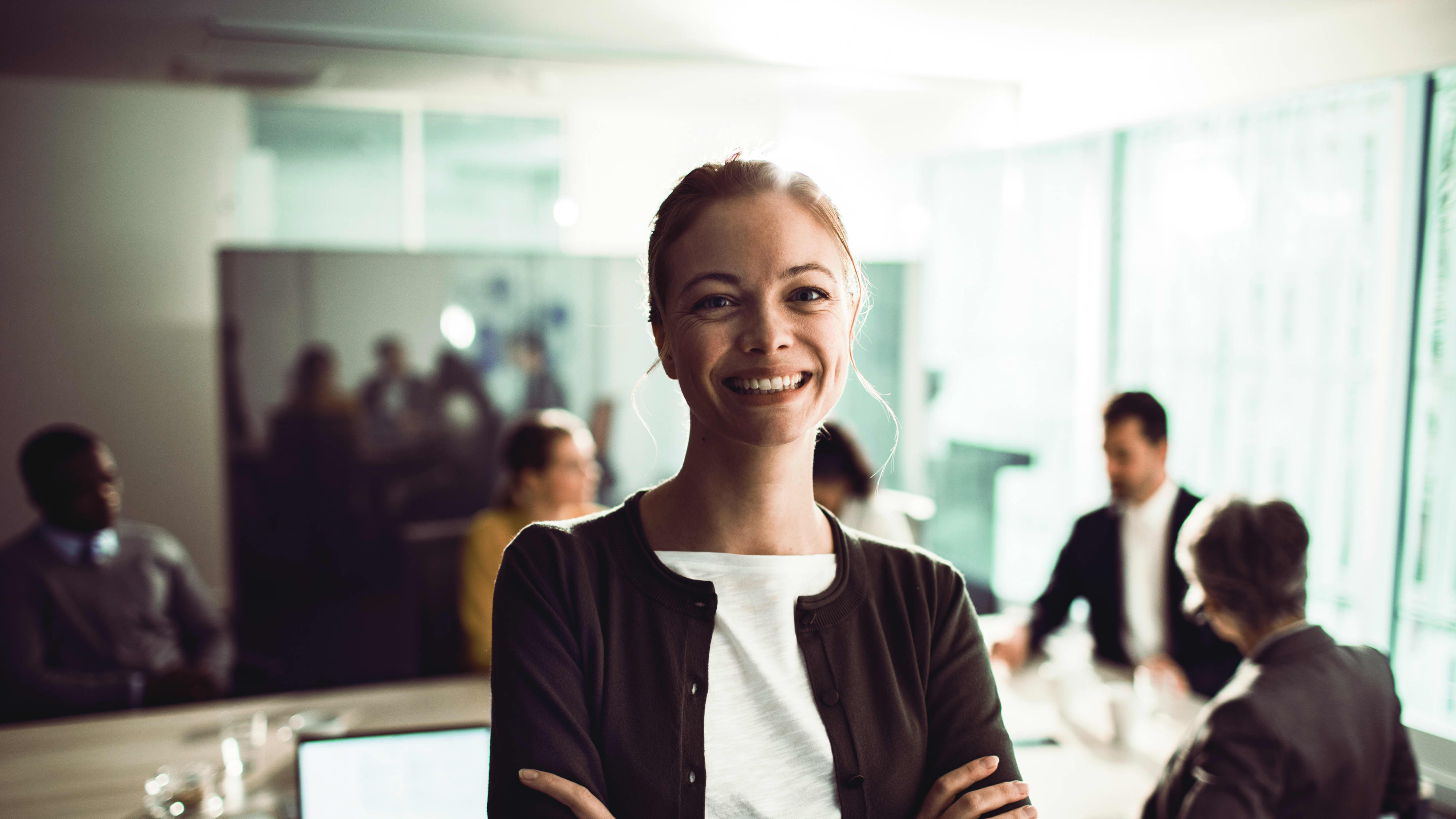 Titelbild für Infoseite "Master Public Management": Frau im Büro vor Konferenztisch