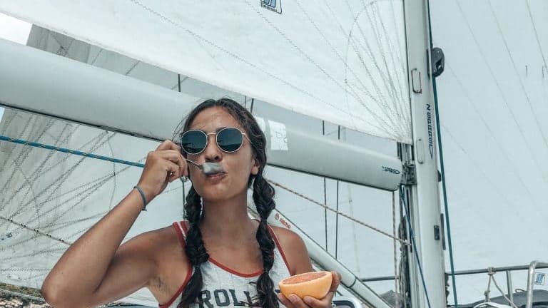 Gianna on Workation auf einem Segelboot