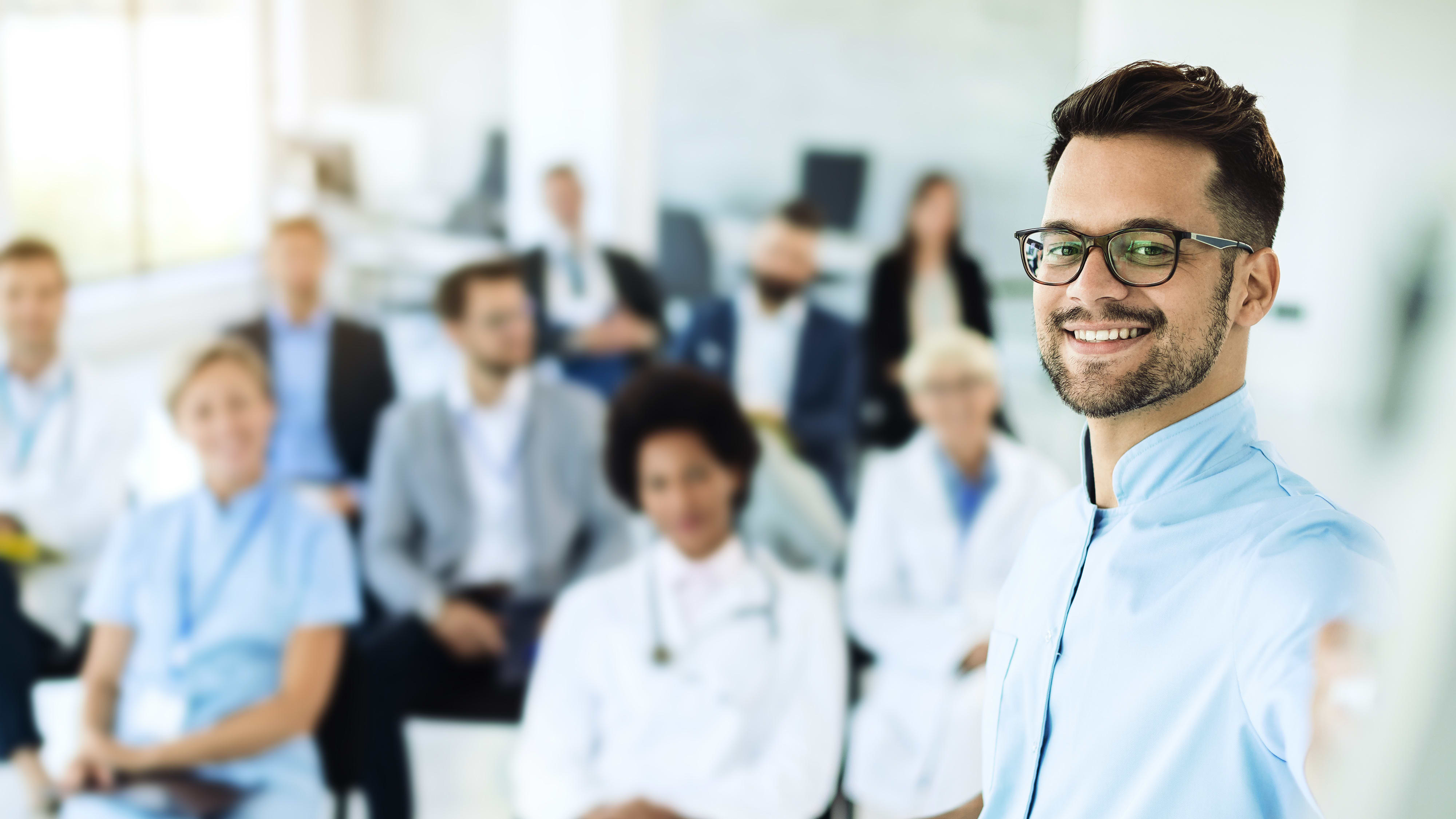 Titelbild für Infoseite "Master Public Health": Mann hält Vortrag vor Kollegen