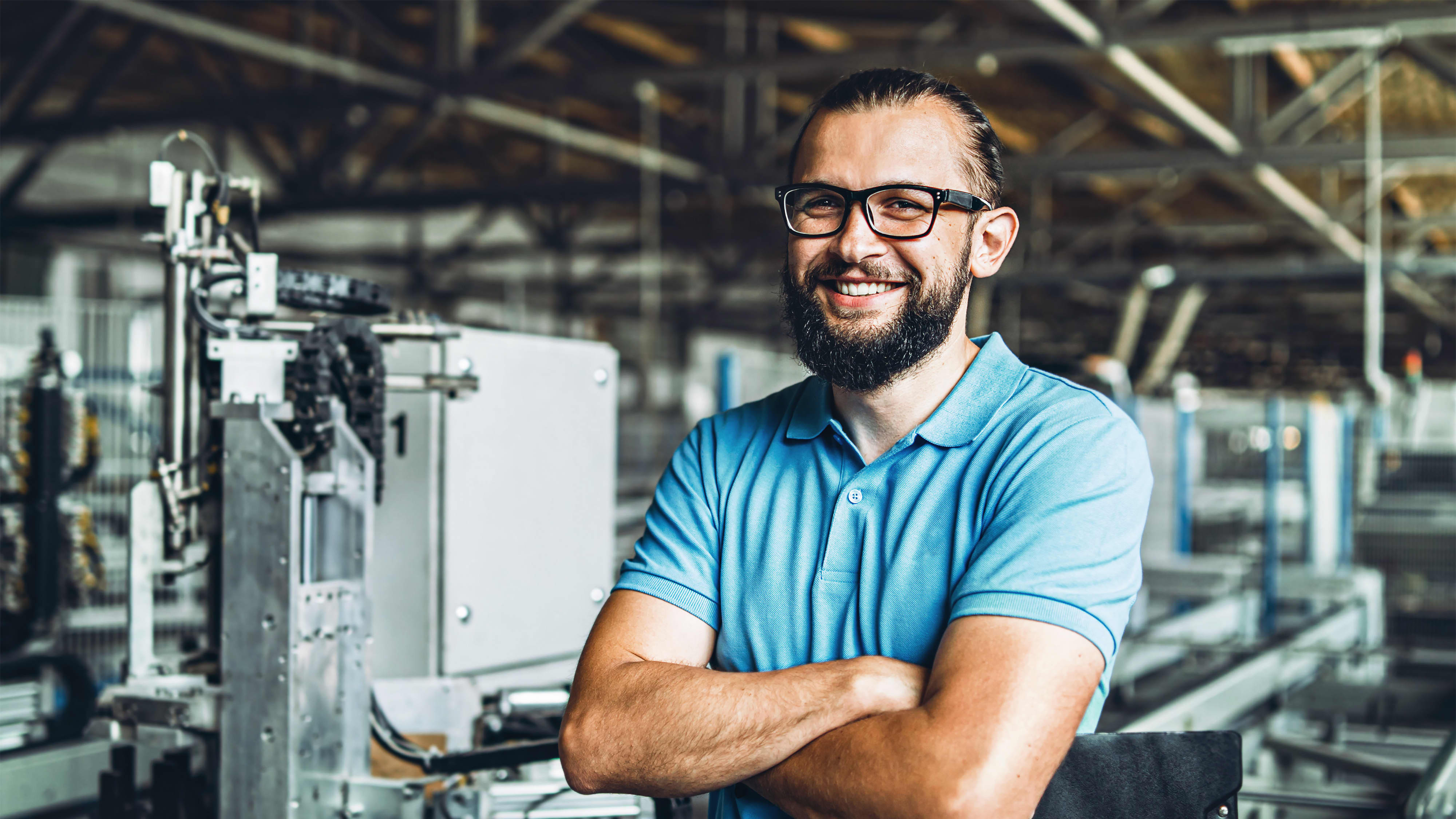 Titelbild für Infoseite “Bachelor Engineering”: Engineering Student abeitet in Produktionshalle