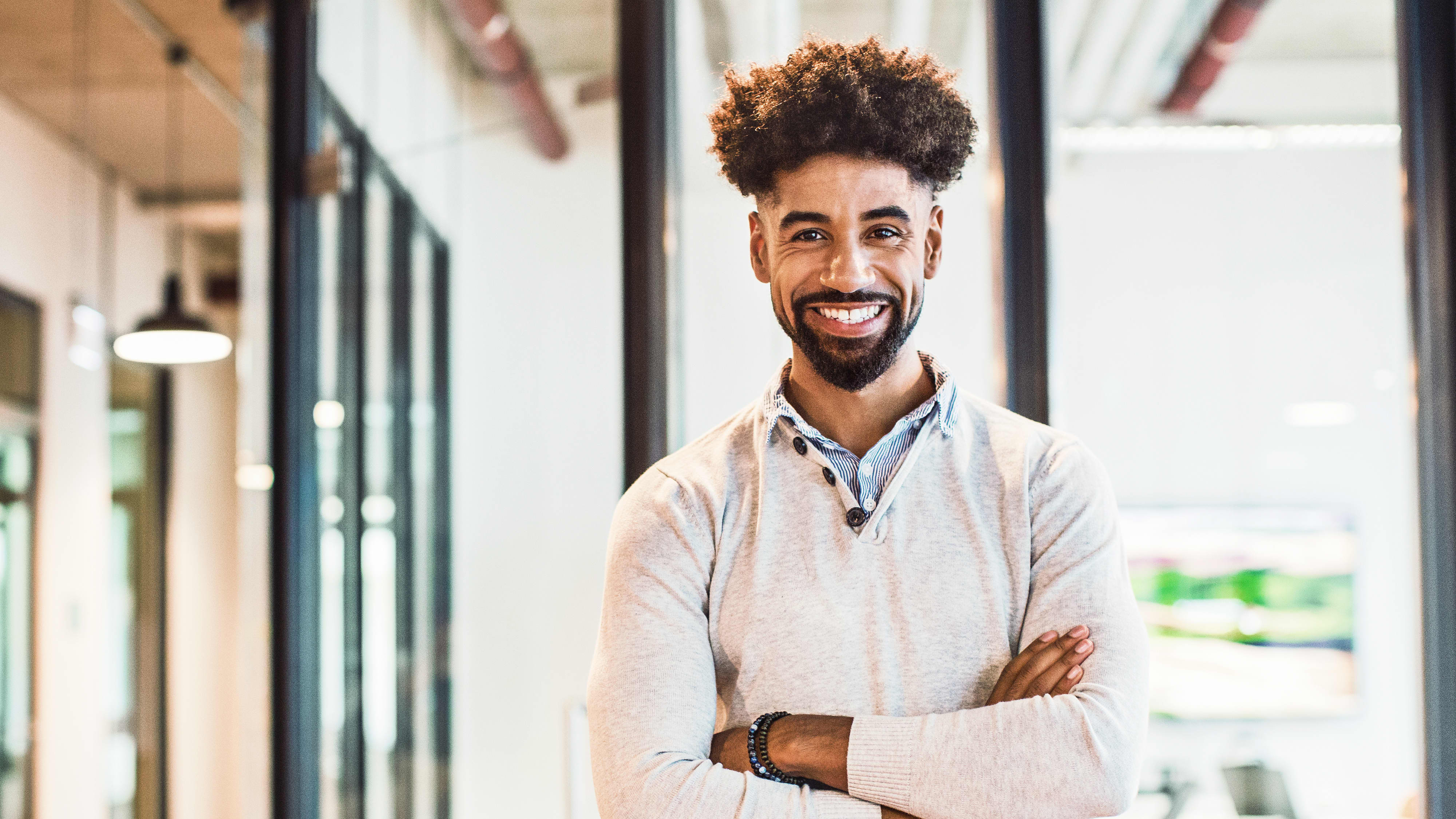 Titelbild für Infoseite “Bachelor Management”: Manager steht im hellen Büro