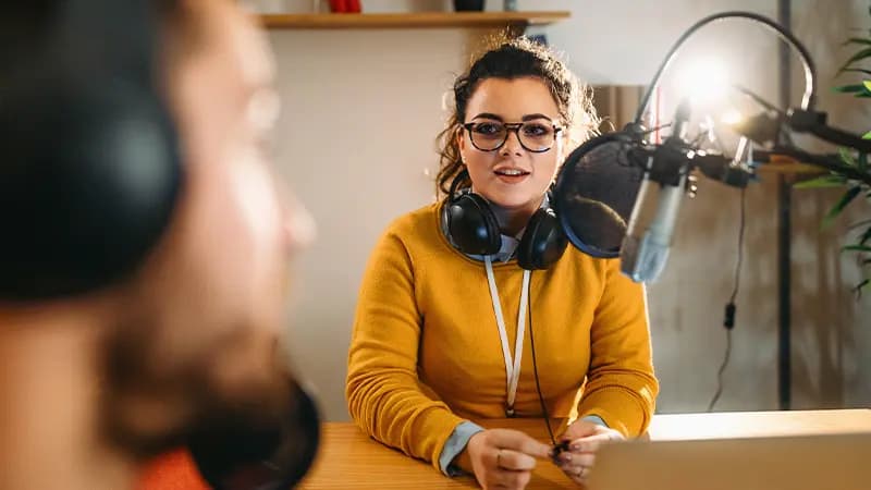 Mediabild der Infoseite "Fernstudium Sustainability Management": Studierende nehmen ein Interview auf