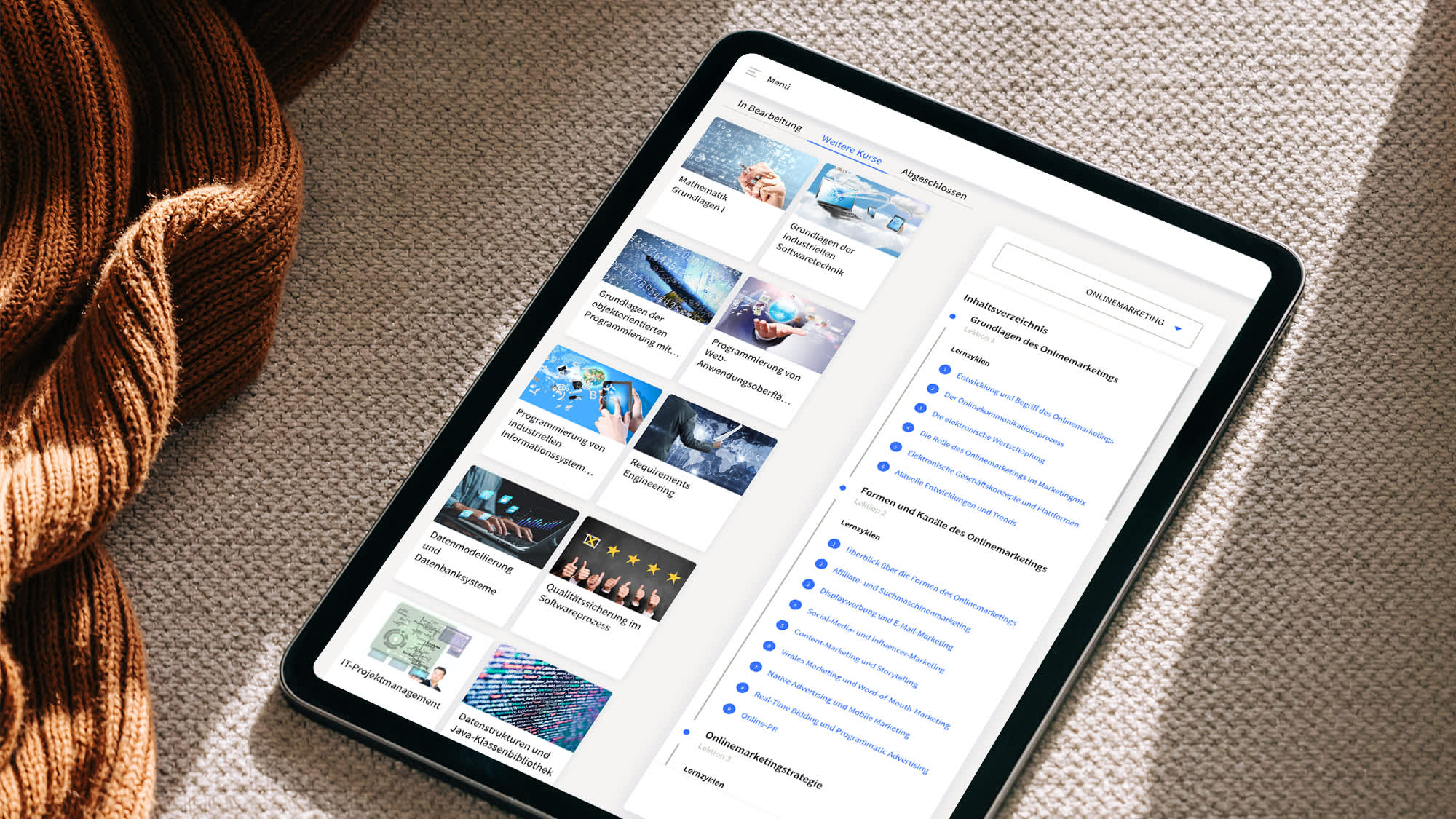 Tablet zeigt die IU-Lernplattform myCampus mit einer Kursübersicht und geöffnetem Onlinemarketing-Kurs.