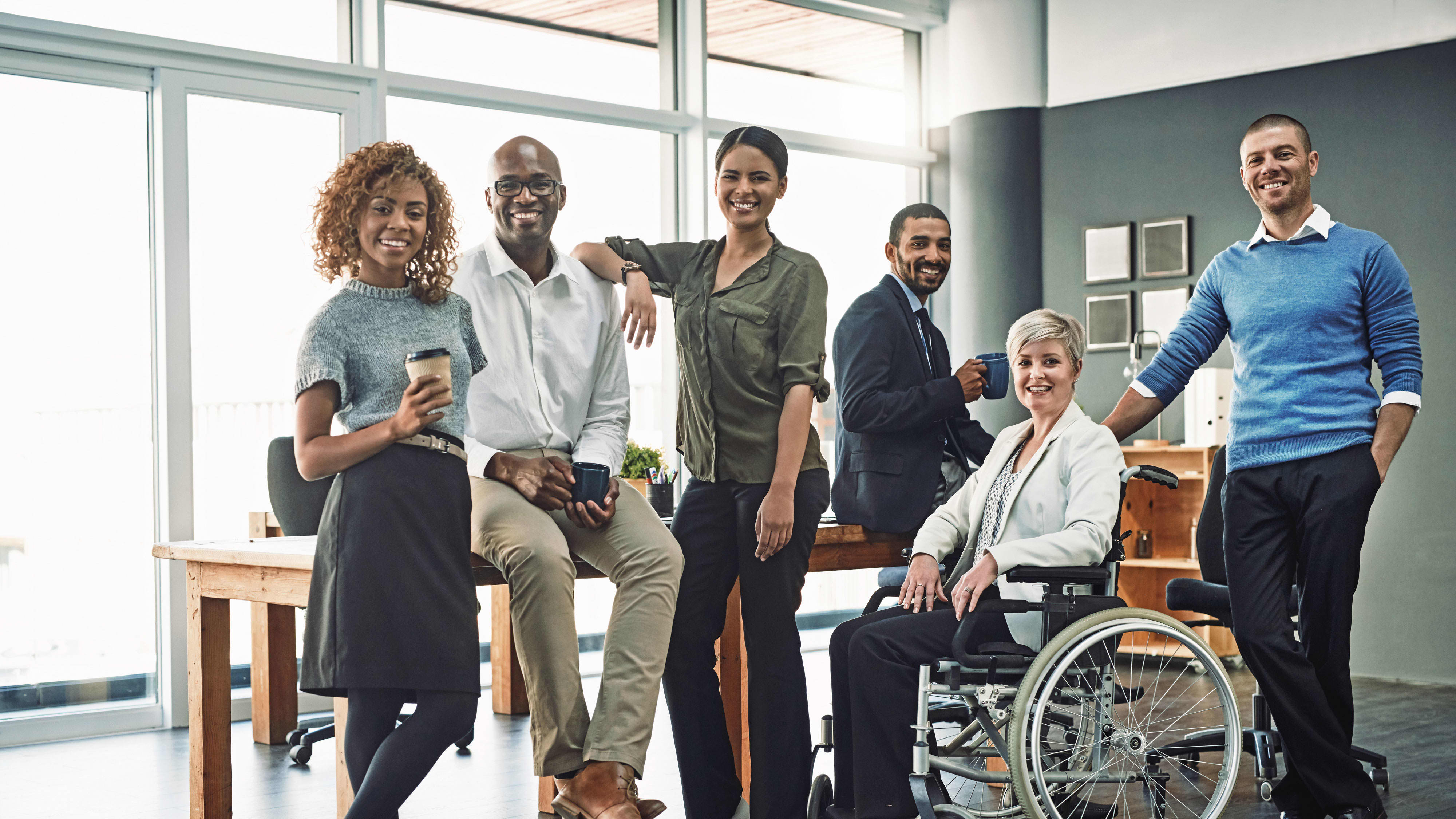 Titelbild für Infoseite “Diversity und Gleichstellung”: Gruppe mit Kolleginnen und Kollegen im Büro