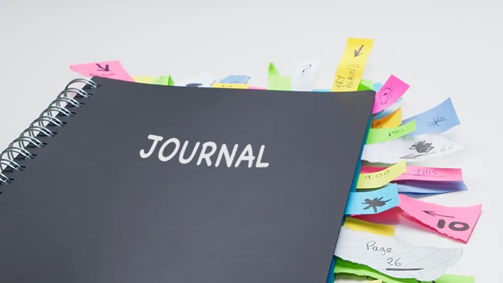 Notizbuch mit Post-it an der Seite
