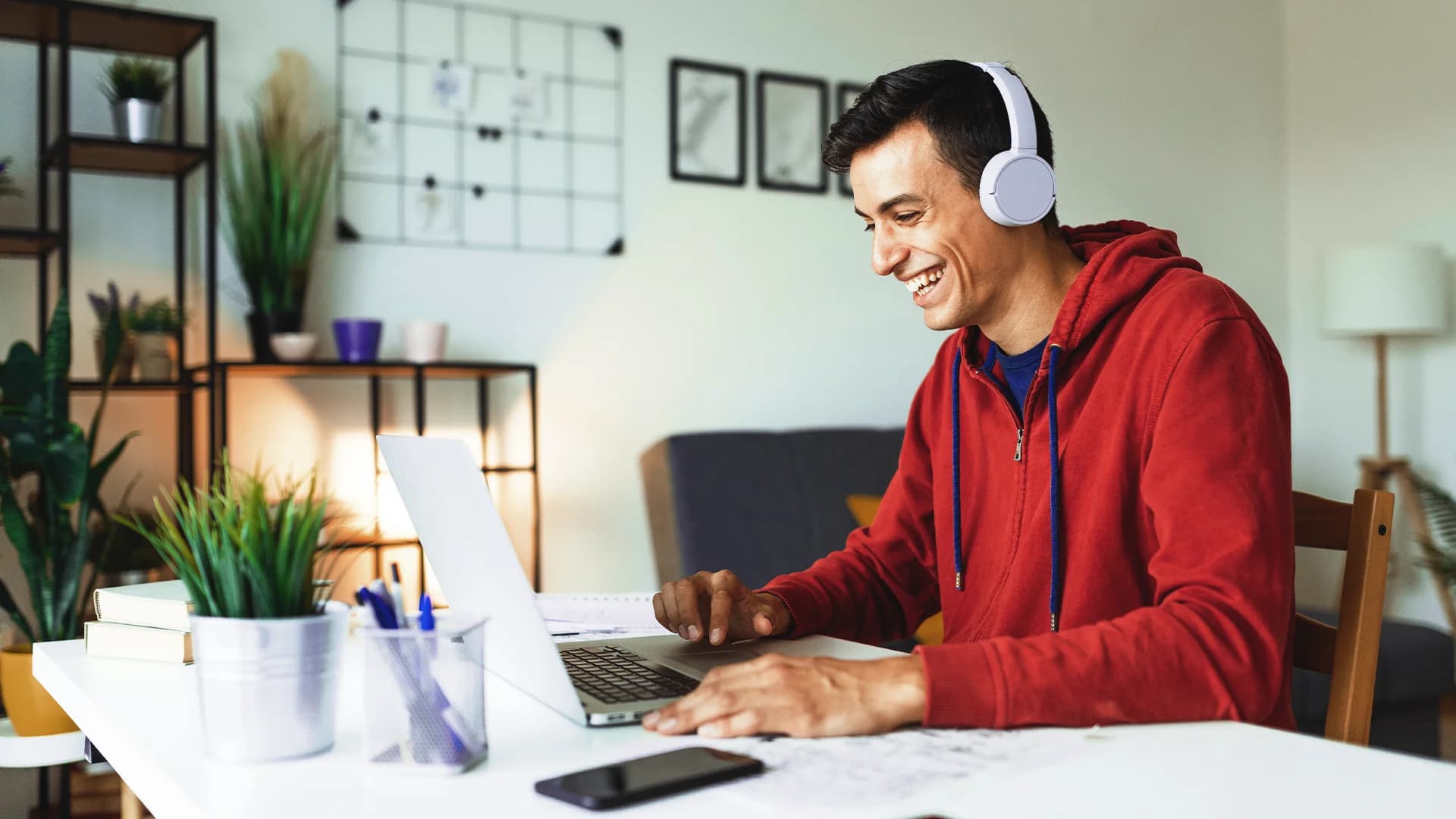 Man studying at home using AI tool Syntea