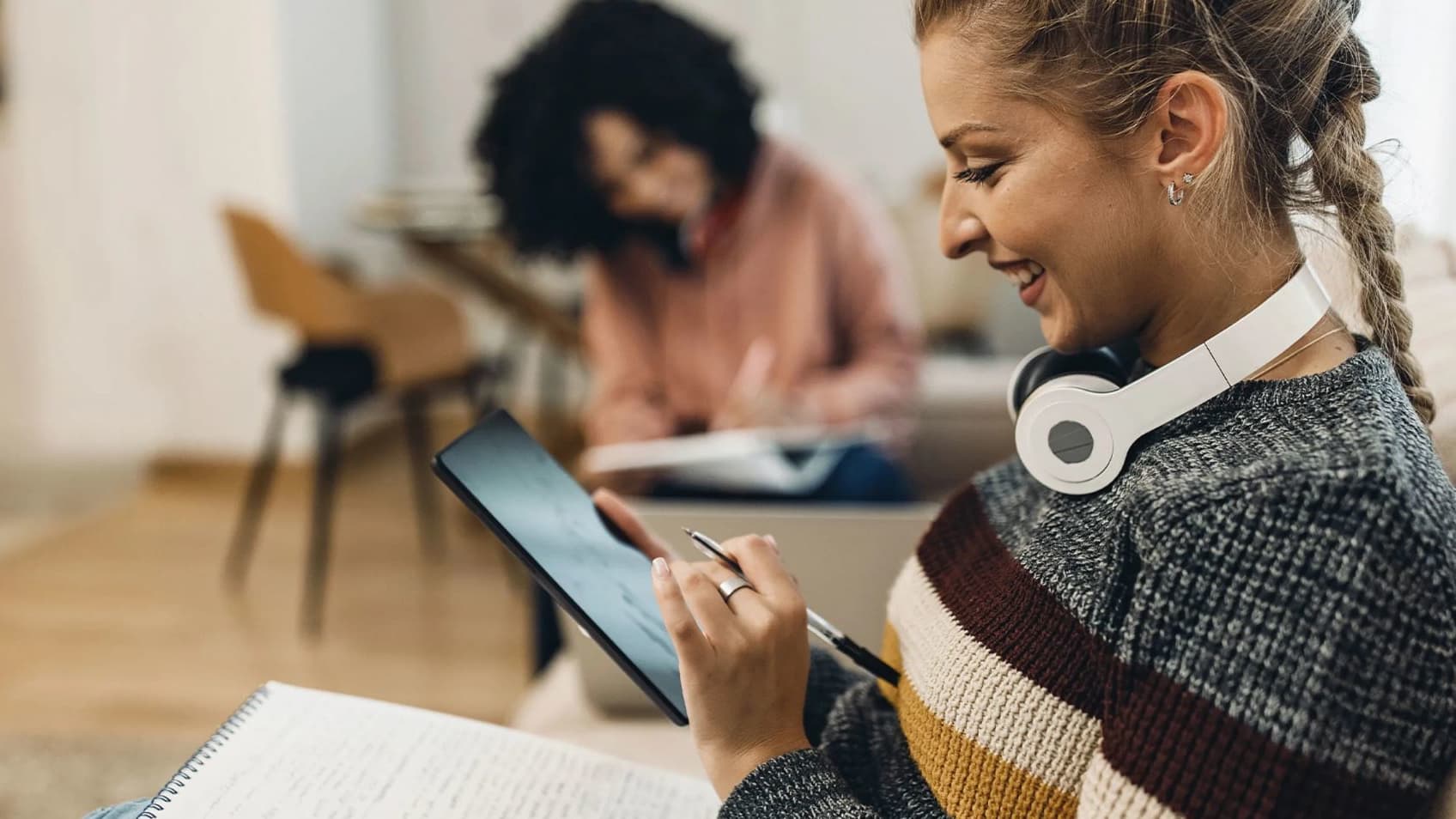 Fernstudium Sprachen: Studentin lernt am IPad