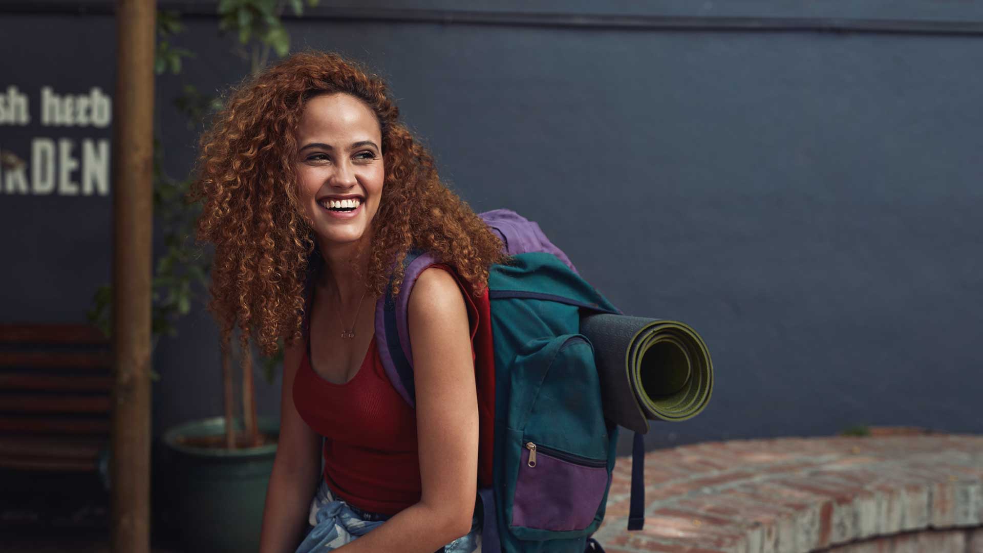 Studentin mit Rucksack auf Reisen