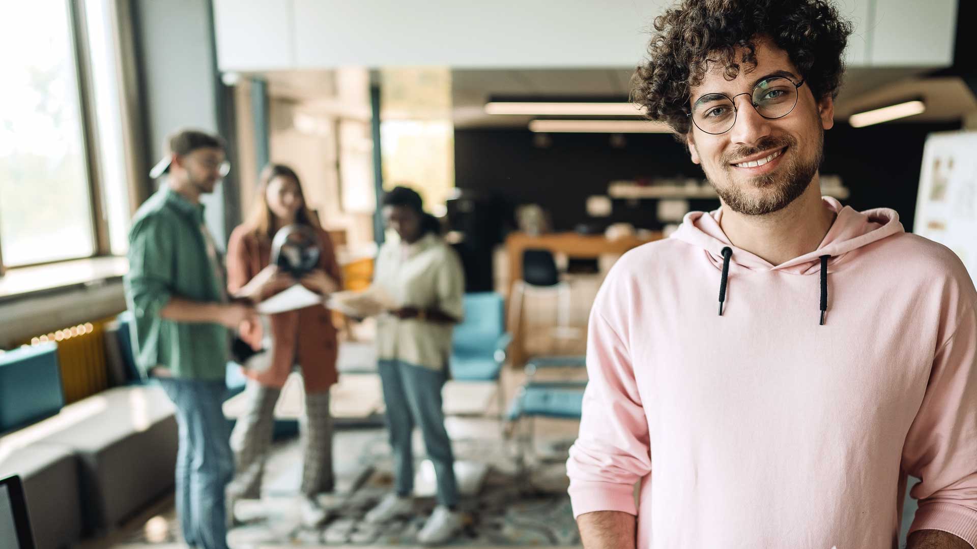 Titelbild zum Artikel "Wartesemester": Student mit Freunde in der Bibliothek