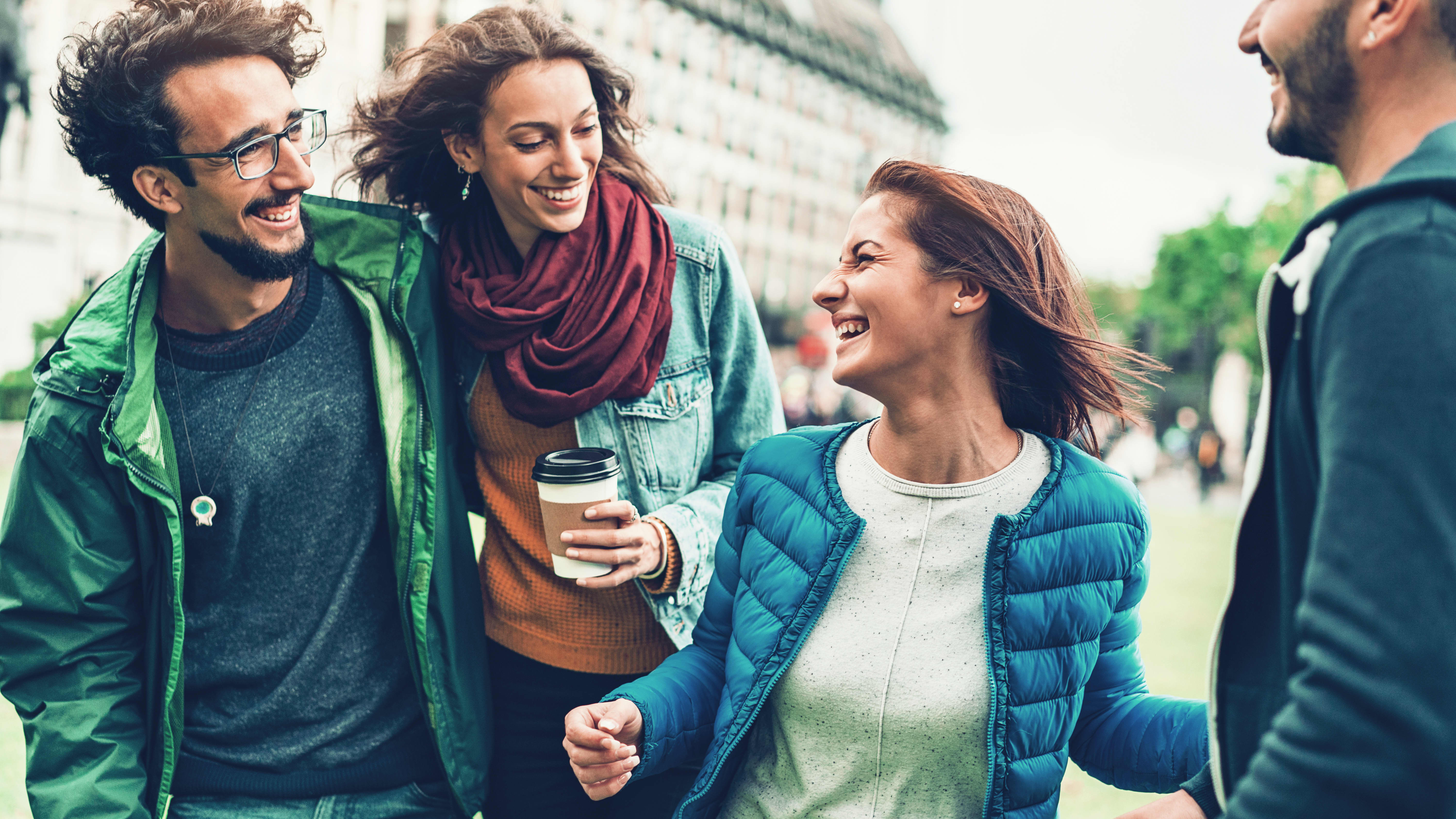 Arbeitsfelder "duales Studium soziale Arbeit Hamburg": Gruppe Studierende lachen