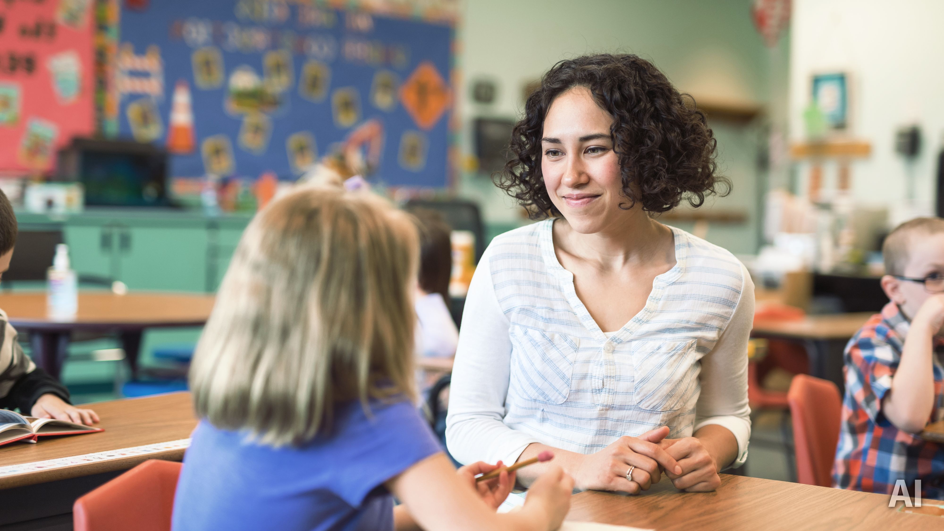 Titelbild für Studiengangseite duales Studium Kindheitspädagogik: Pädagogin mit Kind in Schule, AI-generated