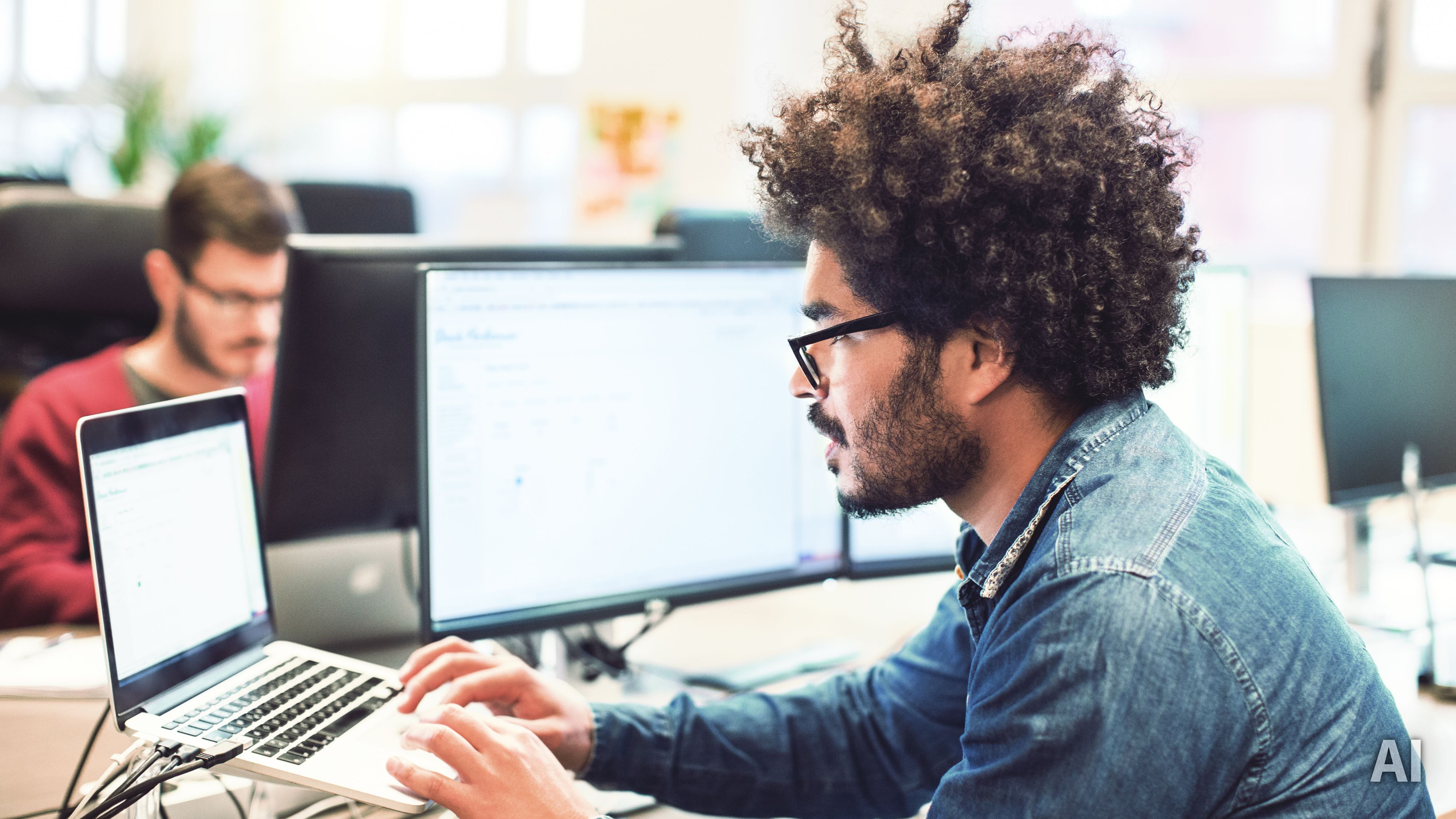 Master Data Science: Masterstudent arbeitet am Laptop im Büro, AI-generated