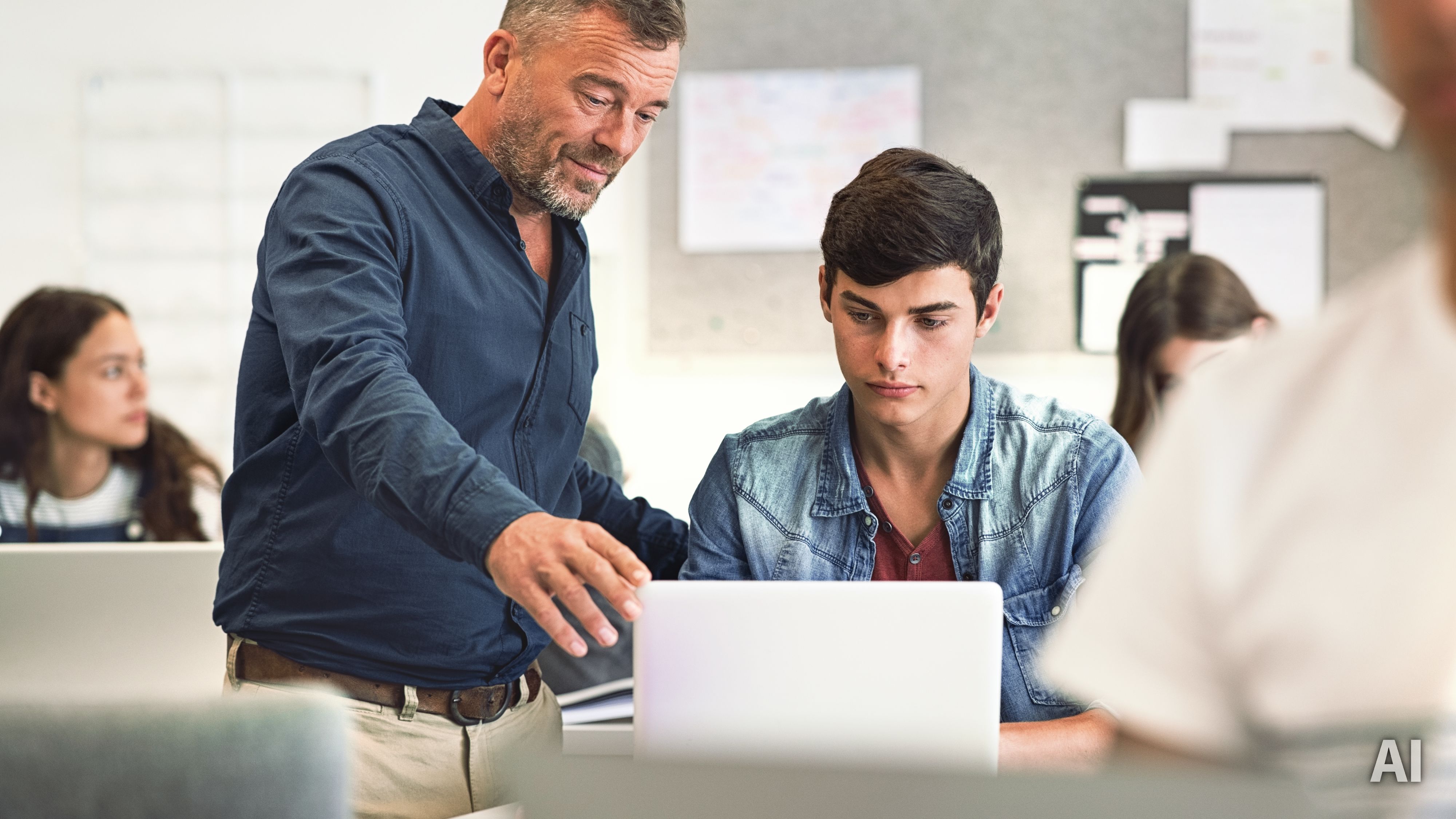 Titelbild der Infoseite "IT Ausbildung": Professor schaut zusammen mit Student auf Laptop, AI-generated