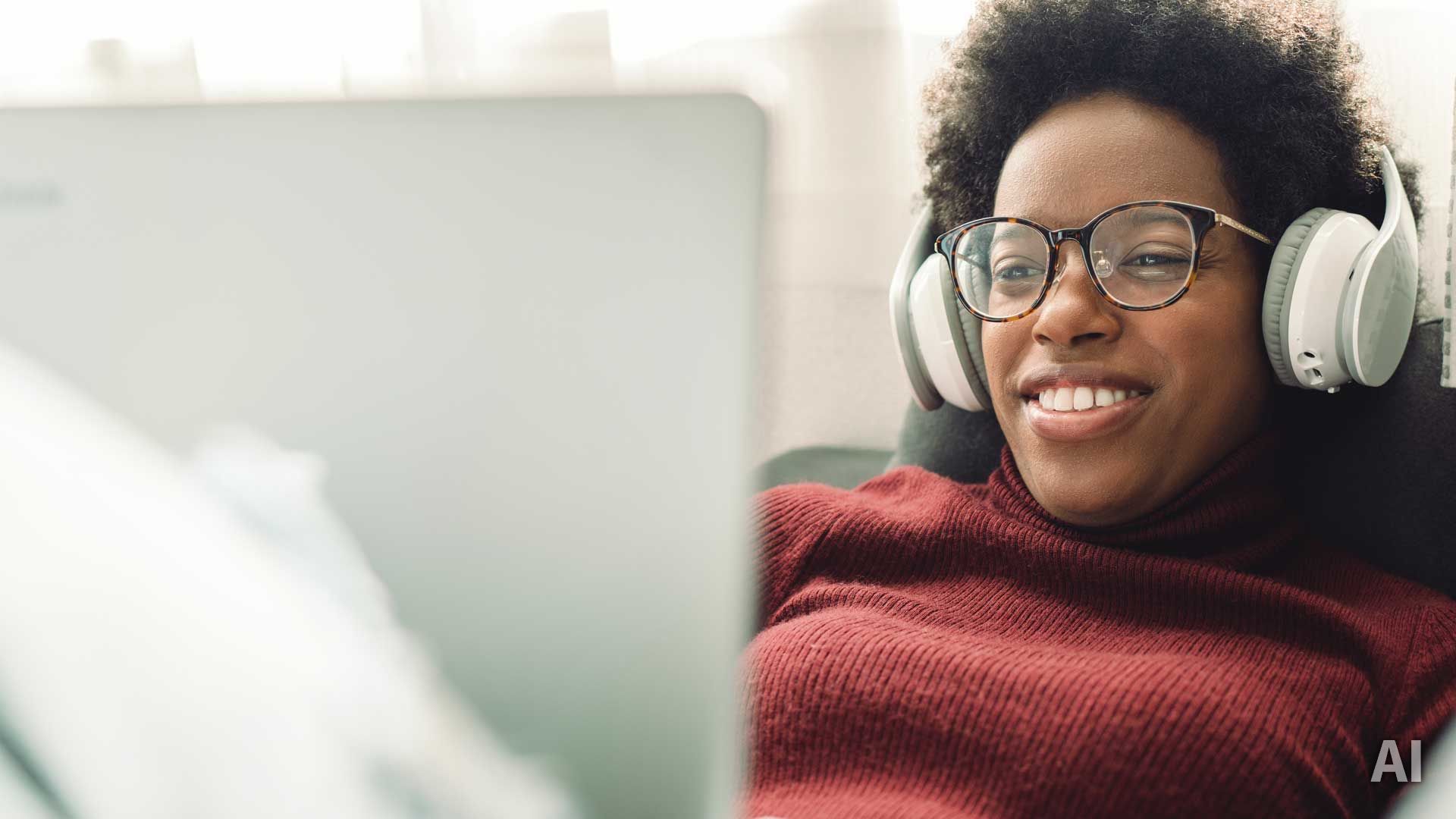 Studentin lernt auf dem Sofa mit Kopfhörer und Laptop, AI-generated