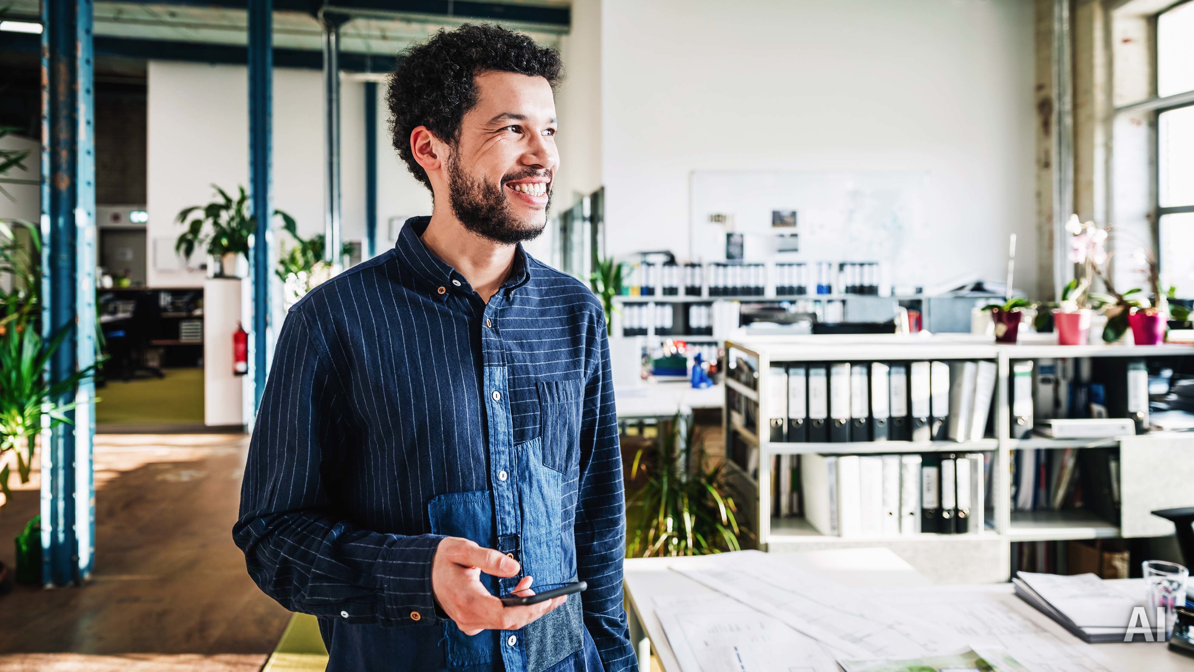 Motivationsschreiben Stipendium – Studierender in Büroumgebung, AI-generated