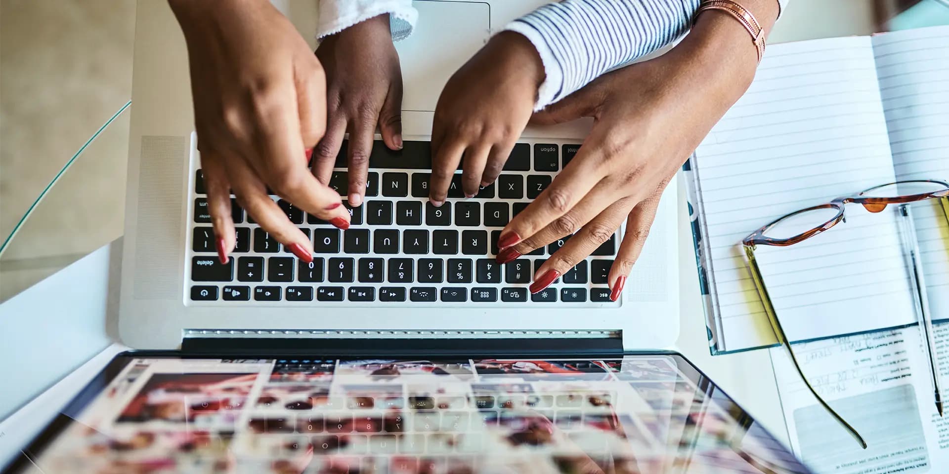 Titelbild zum Artikel "10-Finger-System" Frau und Kind tippen auf Tastatur von Laptop