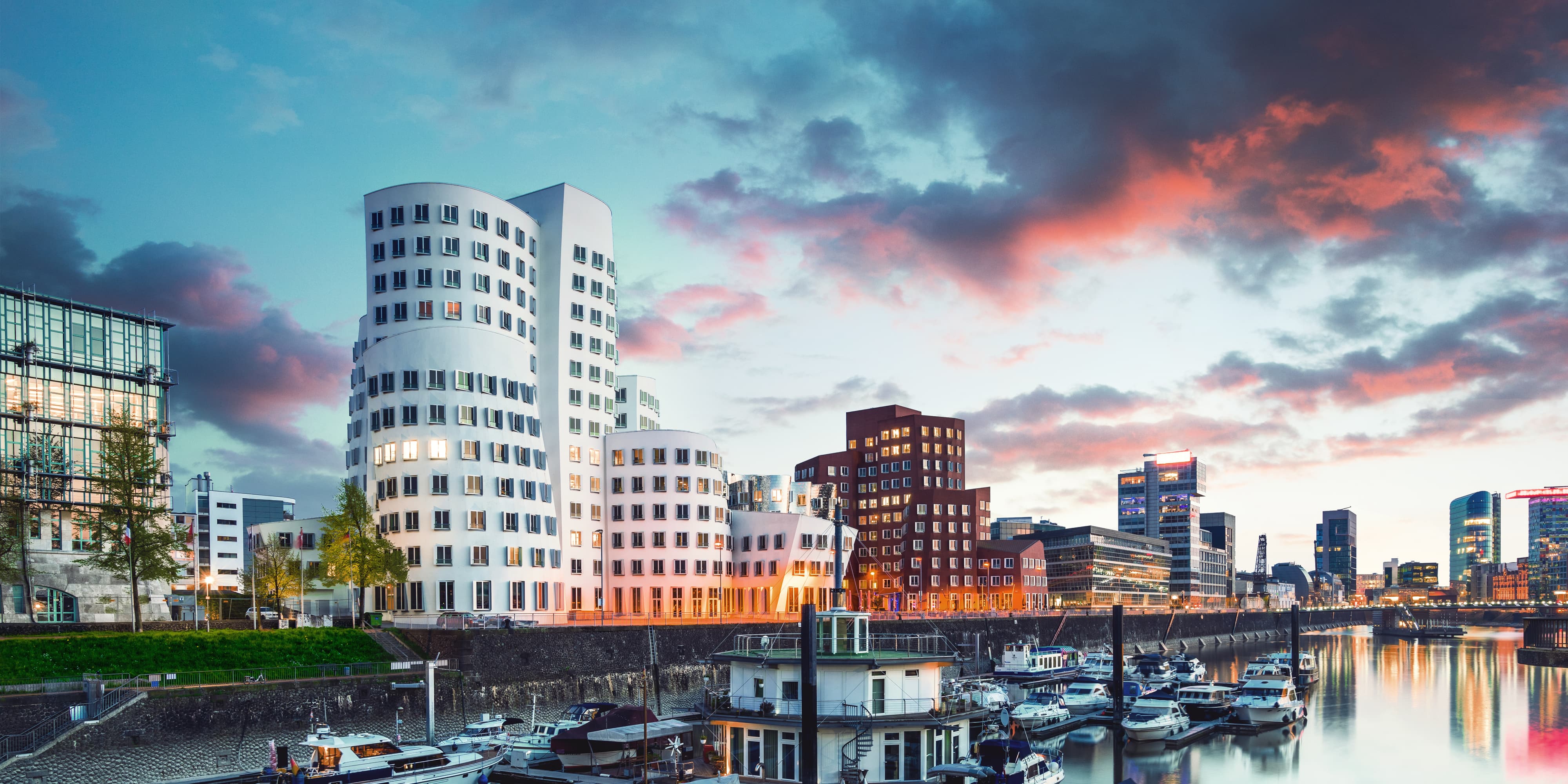 Titlebild für Infoseite "diuales Studium BLW Düsseldorf": Sonnenuntergang in Hafen