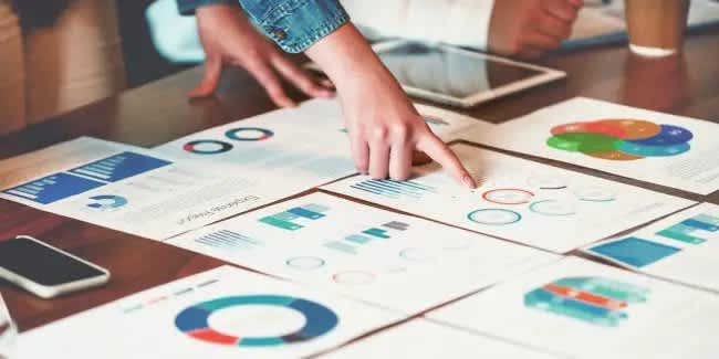 Aktuelle Fakten und Insights mit Statista: Person schaut sich Infografiken an, AI-generated
