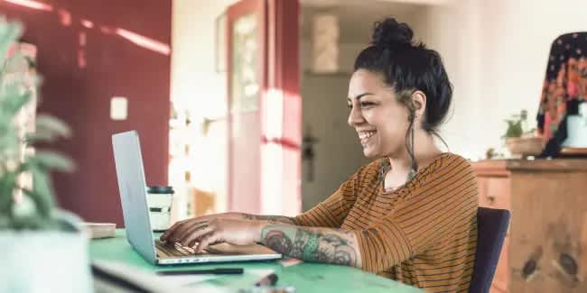 Online-Weiterbildungen: Studentin ist am Laptop, AI-generated