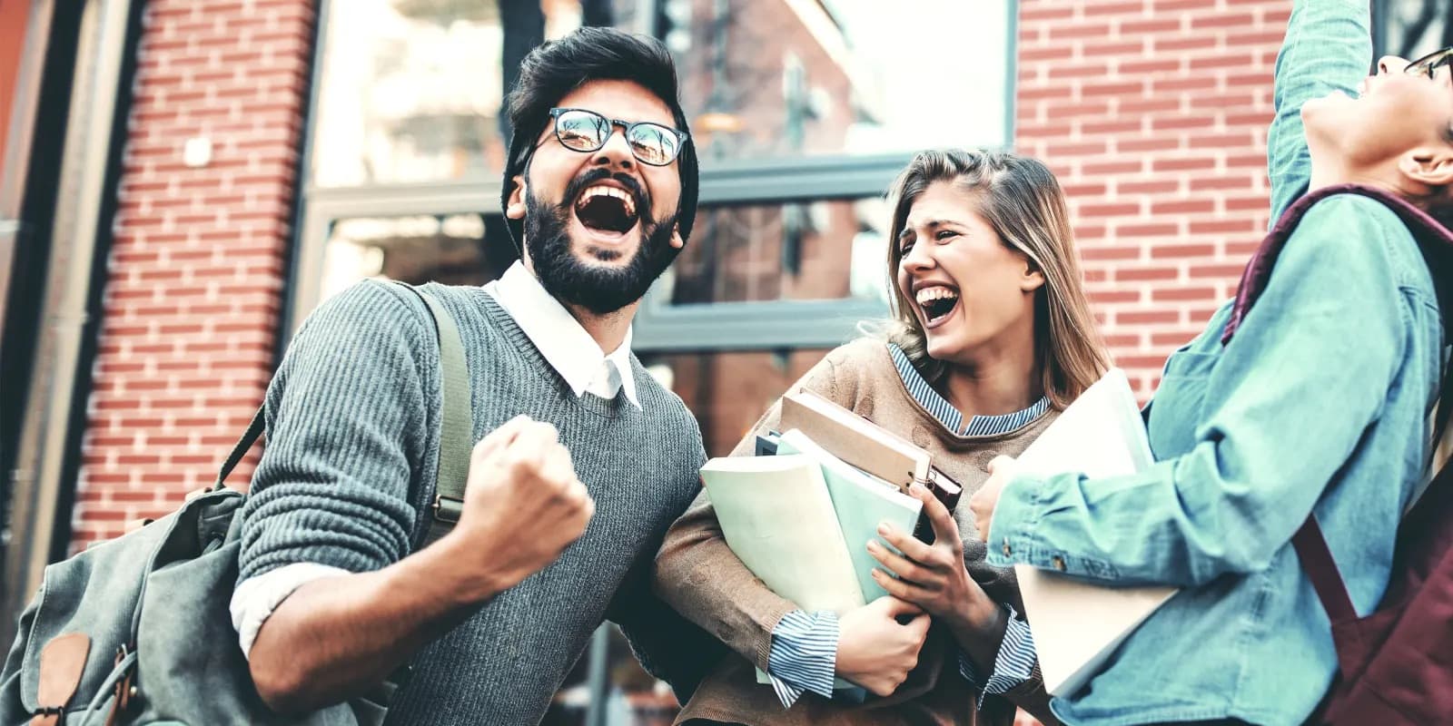 Titelbild für Infoseiten "Duales Studium Zulassung": lachende Gruppe von Student:innen