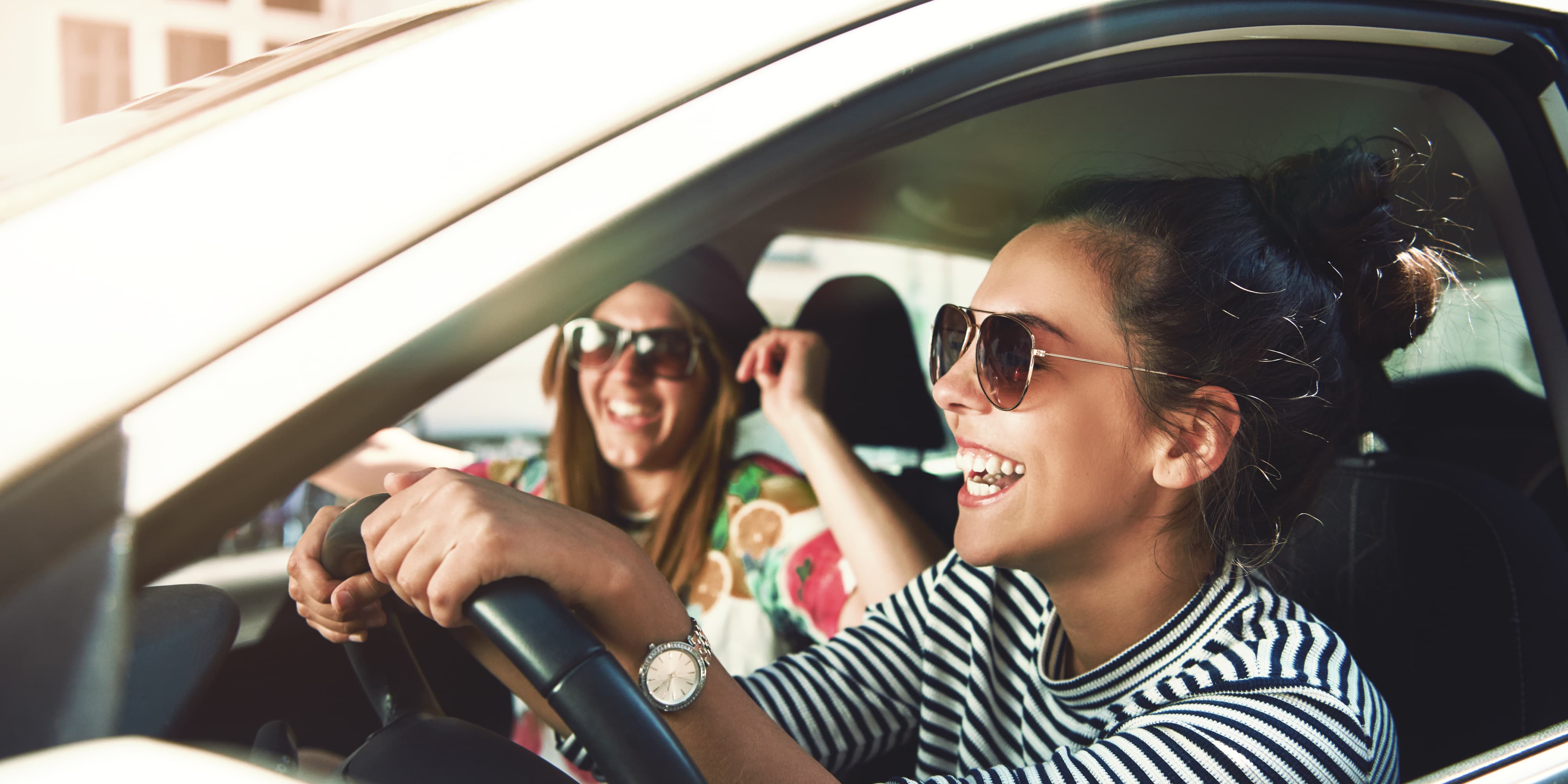 Titelbild für Infoseite "duales Studium NWR": zwei Studentinnen im Auto