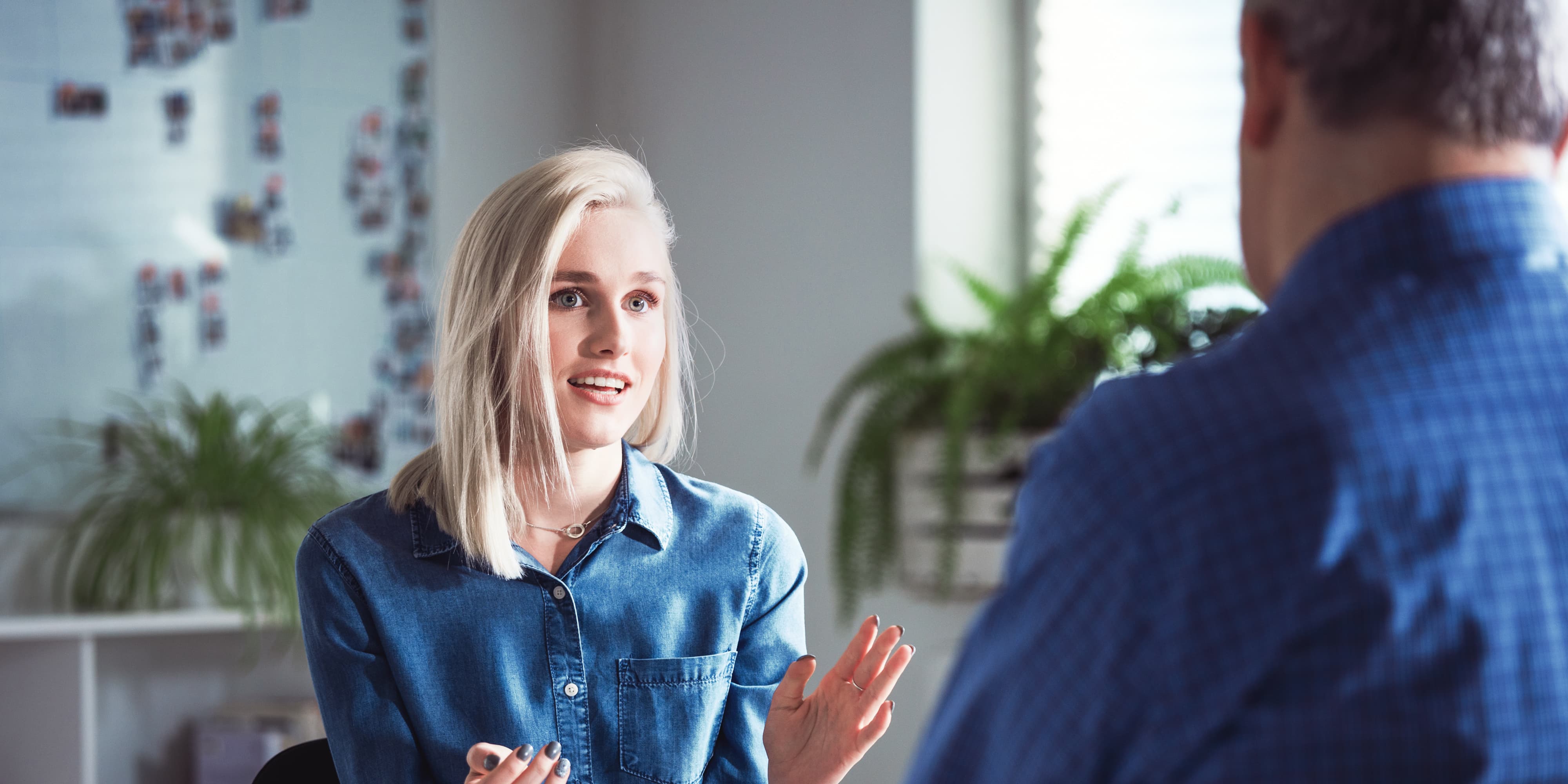 Titelbild für Infoseite “Bachelor Angewandte Psychologie”: Psychologie Studentin in einem Beratungsgespräch