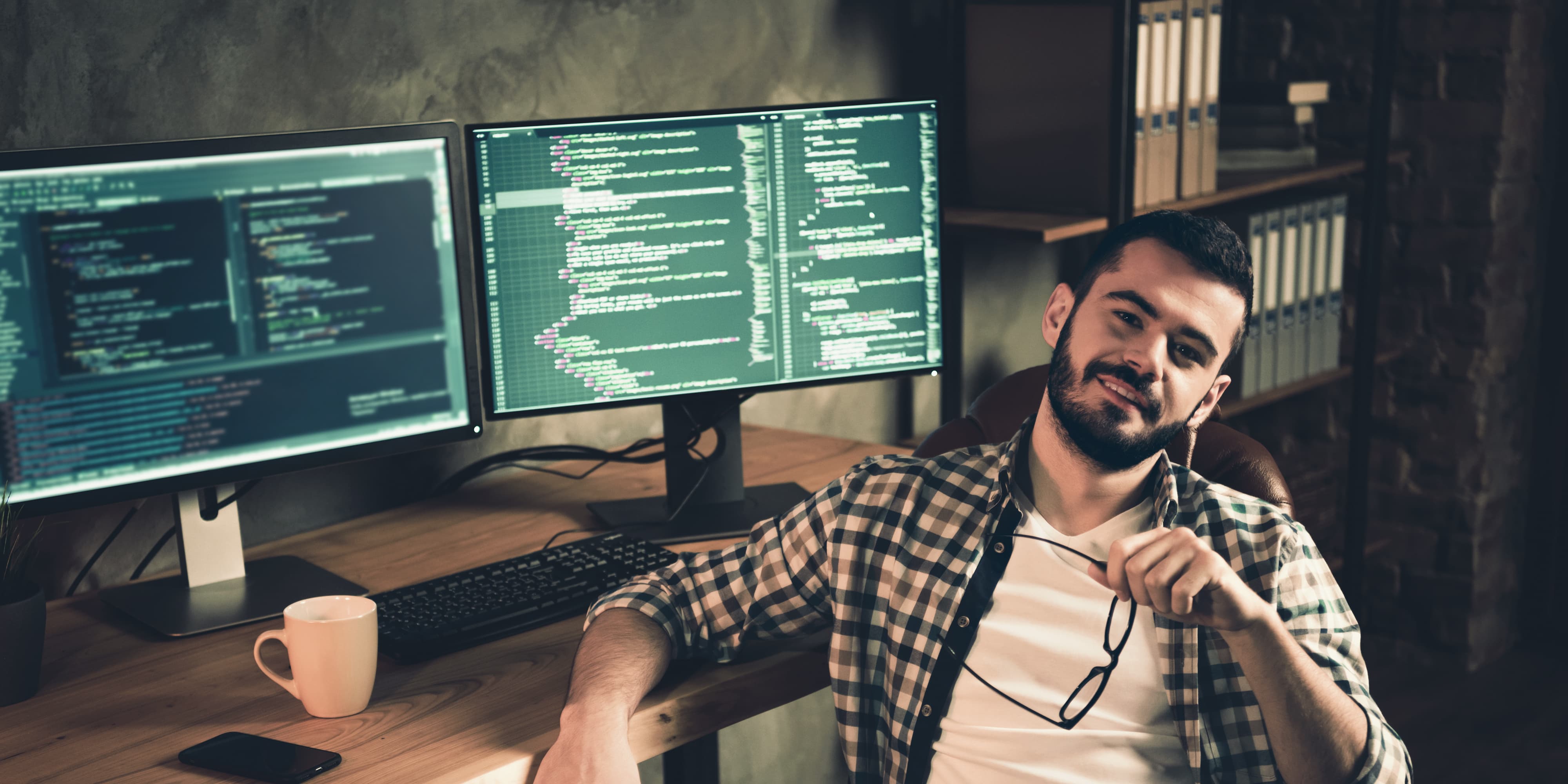 Titelbild für Infoseite “Bachelor Computer Science”: Student arbeitet am Computer