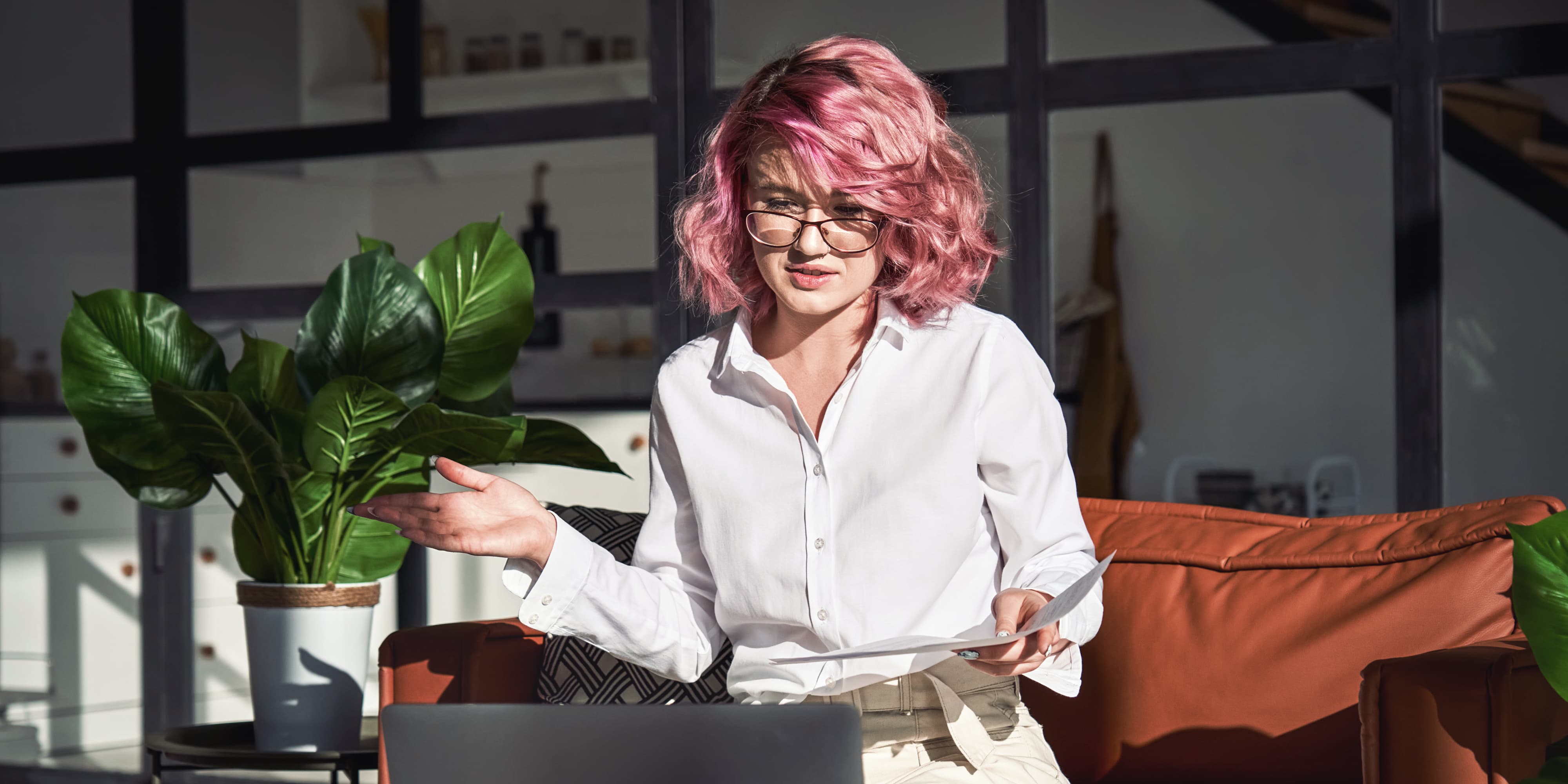Titelbild für Infoseite “MBA - International Marketing”: Marketingmanagerin arbeitet am Laptop im Homeoffice