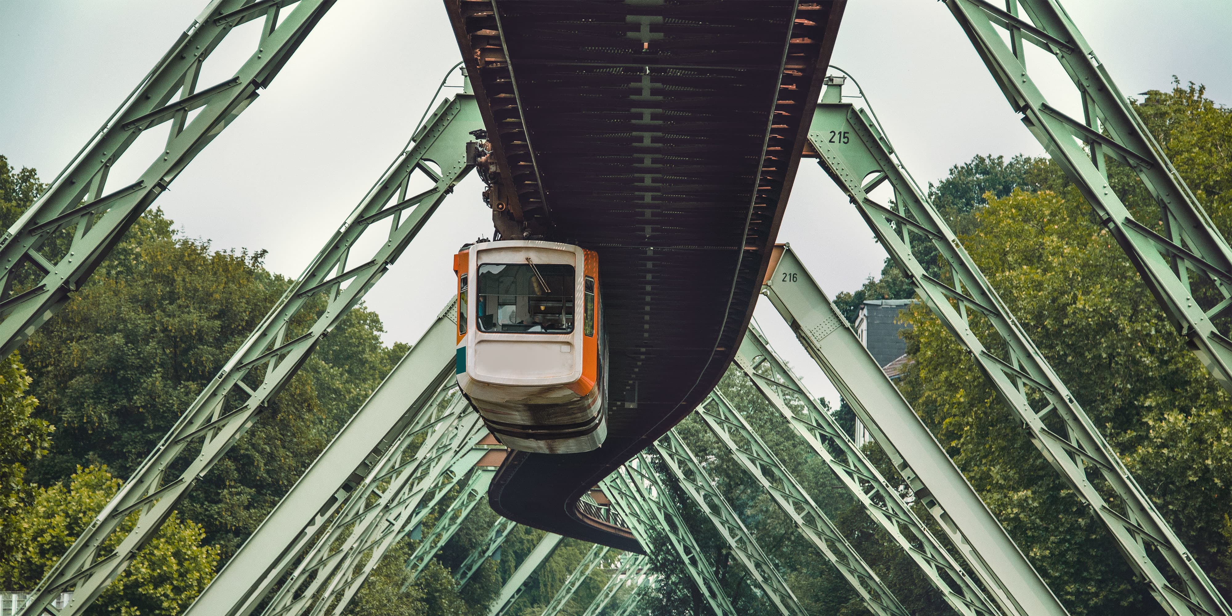 Titelbild auf Studienortseite "duales Studium Wuppertal": Hochseilbahn