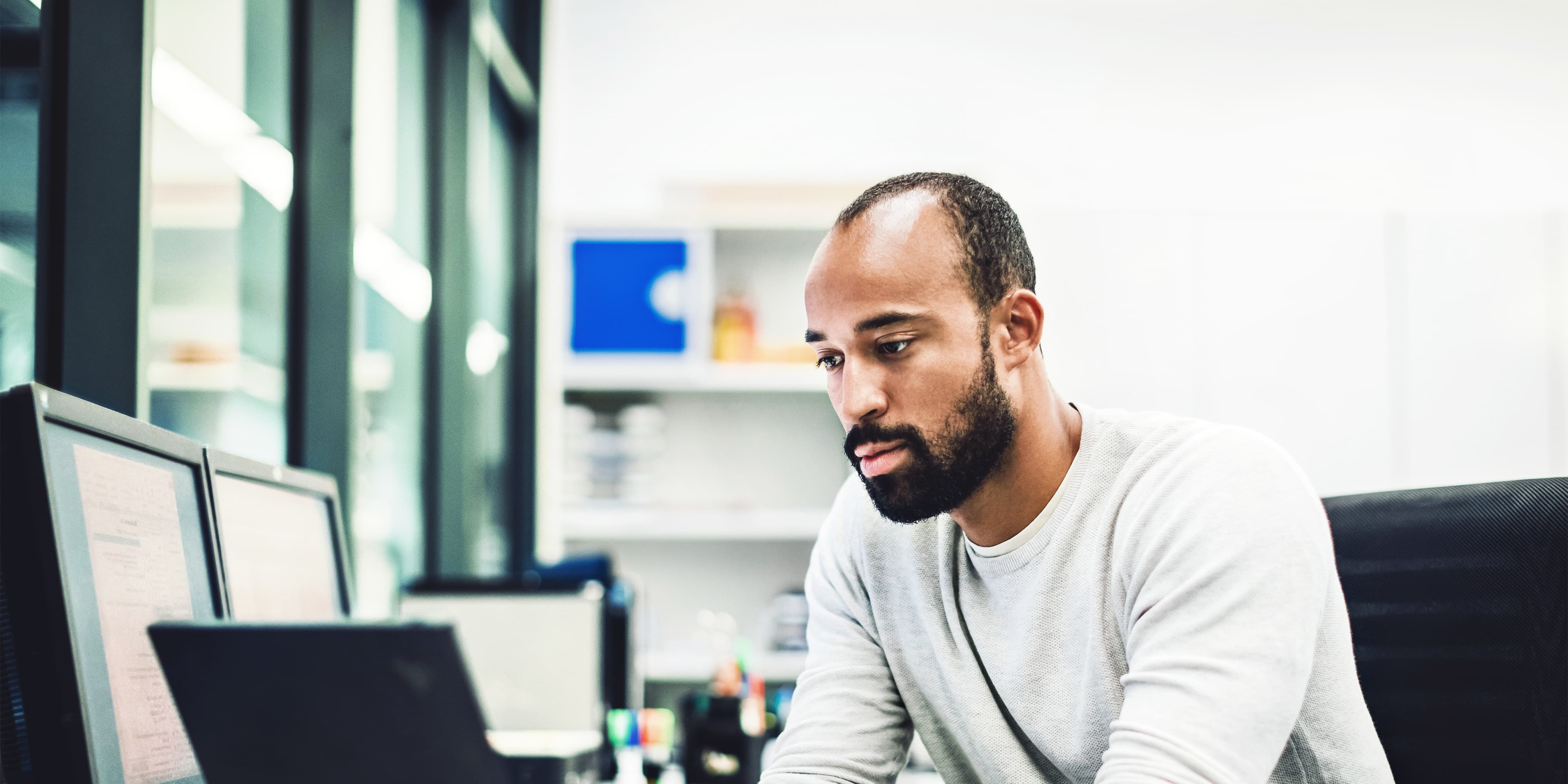 Titelbild für Infoseite “Bachelor Softwareentwicklung”: Softwareentwickler arbeitet am Computer