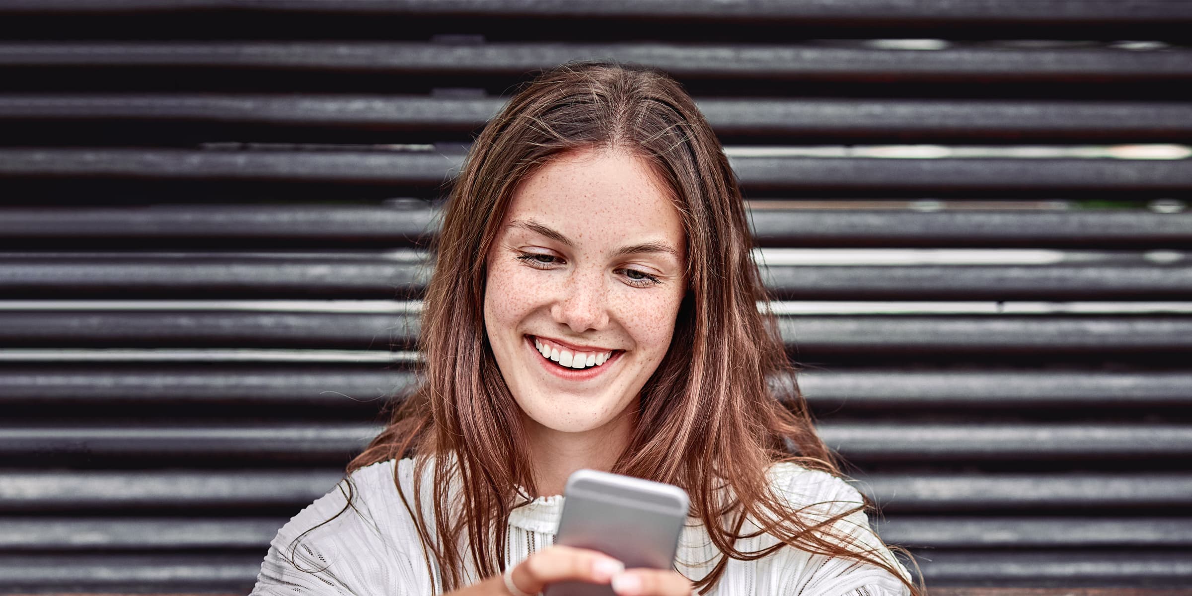 Titelbild für Infoseite: "duales Studium Studienfinder": Mädchen mit Smartphone