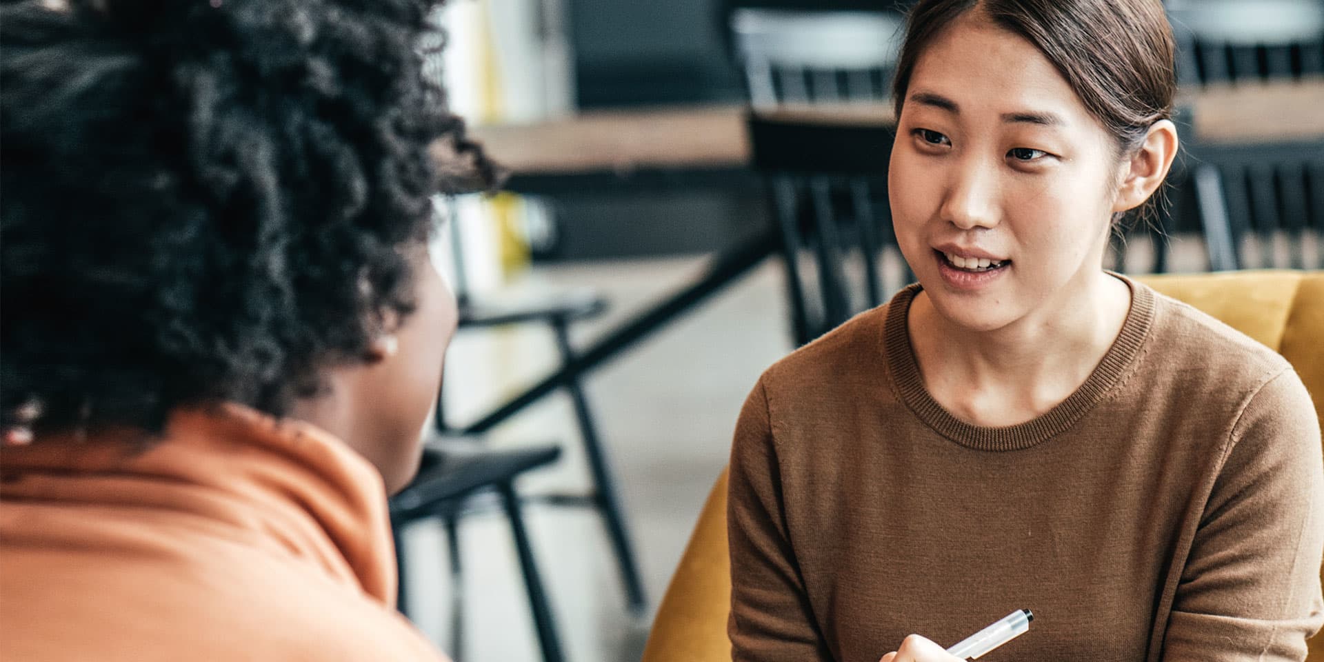 Psychologie studieren ohne Abitur – Studentinnen üben Gesprächssituation