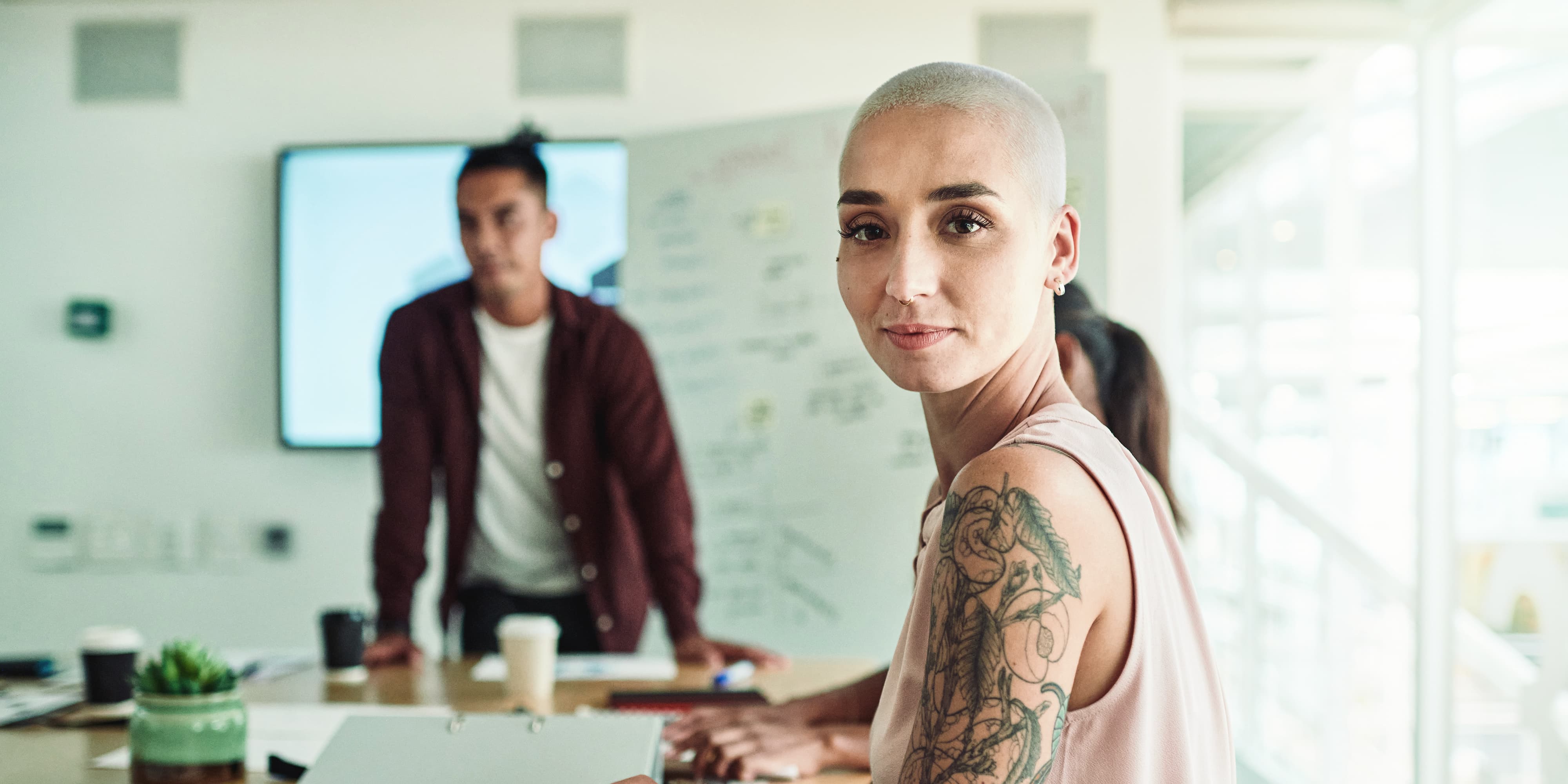 Titelbild für Infoseite “Bachelor Growth Hacking”: Growth Hacking Studentin arbeitet mit Kollegen in Agentur