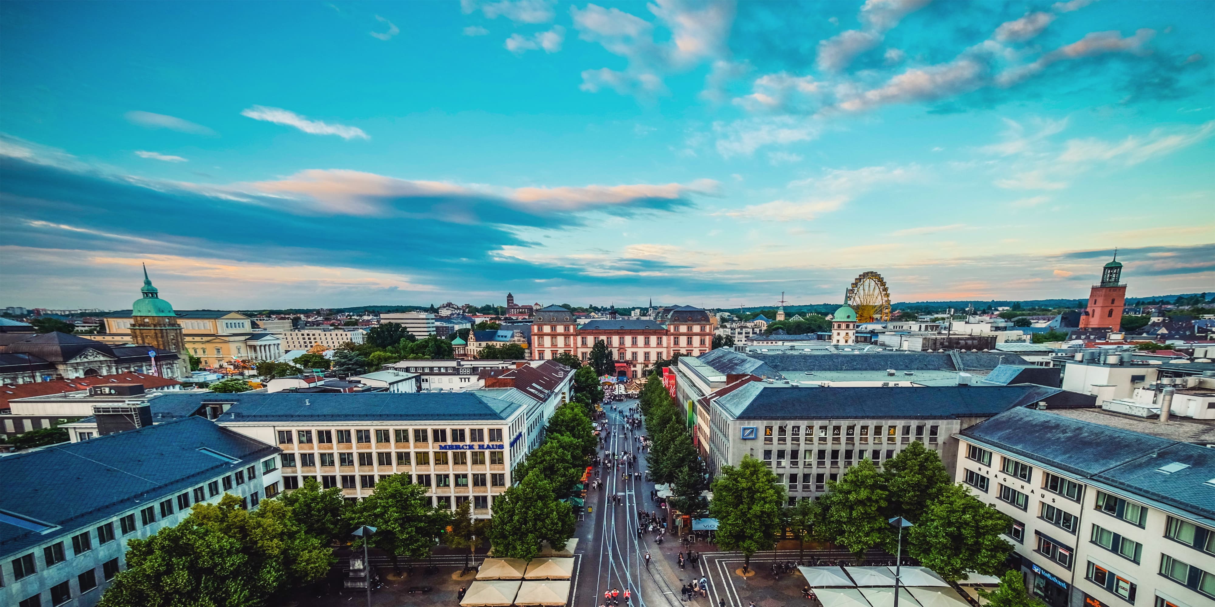 Titelbild für Infoseite "duales Studium Darmstadt": Blick aus der Luft auf einen Marktplatz