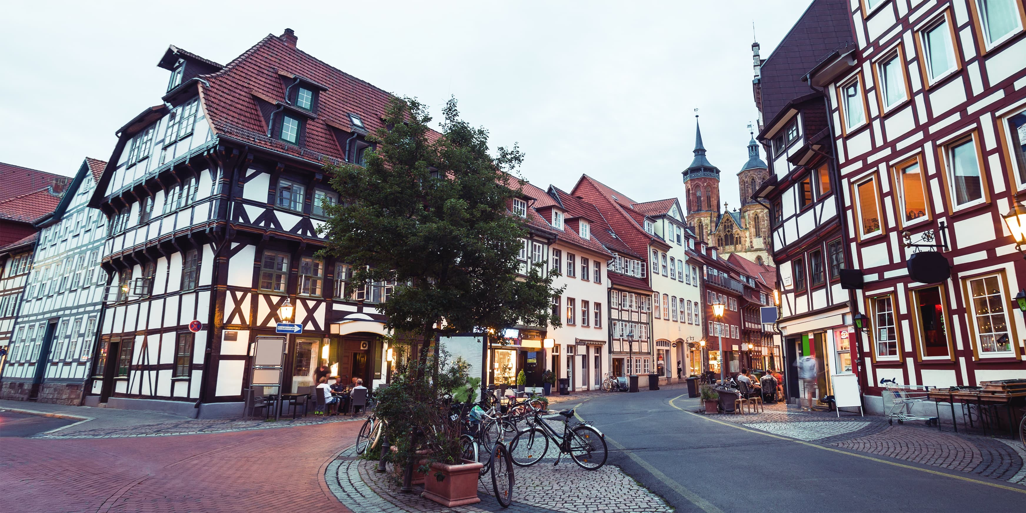 Titelbild für Infoseite "duales Studium Gesundheitsmanagement Göttingen": Altstadt mit Fachwerkhäusern