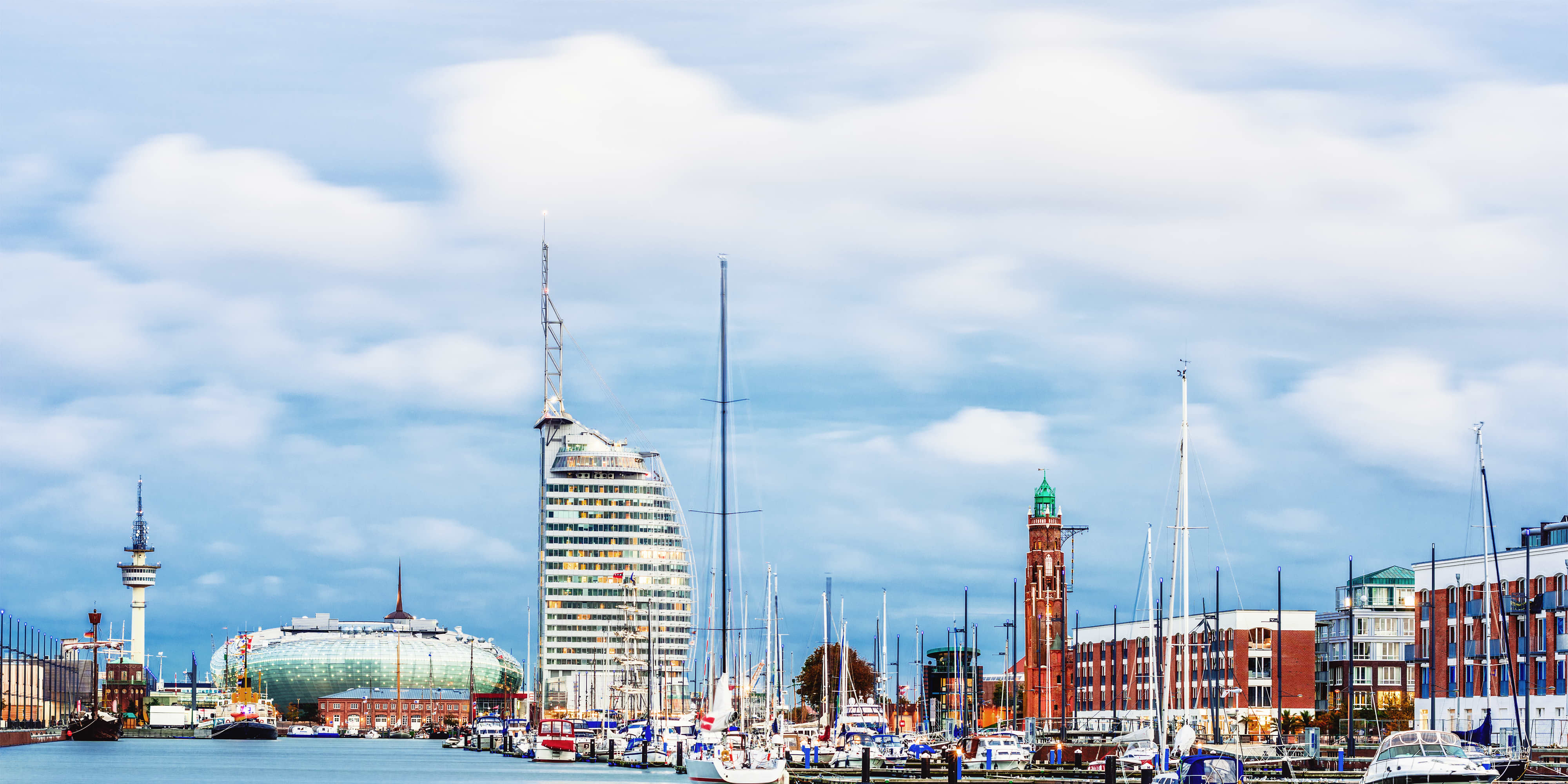Titelbild für Infoseite "duales Studium soziale Arbeit Bremerhaven": Hafen mit Segelboten