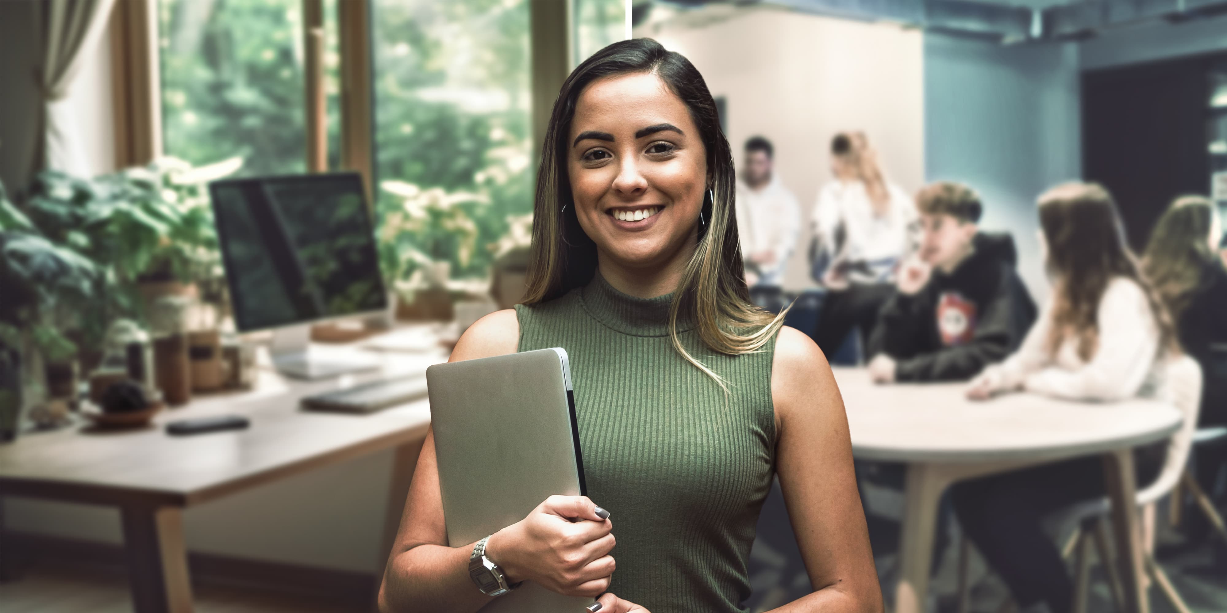 Titelbild zur Studienortseite "Duales Studium virtueller Campus": Studierende vor geteiltem Hintergrund Homeoffice und Präsenzstudium.