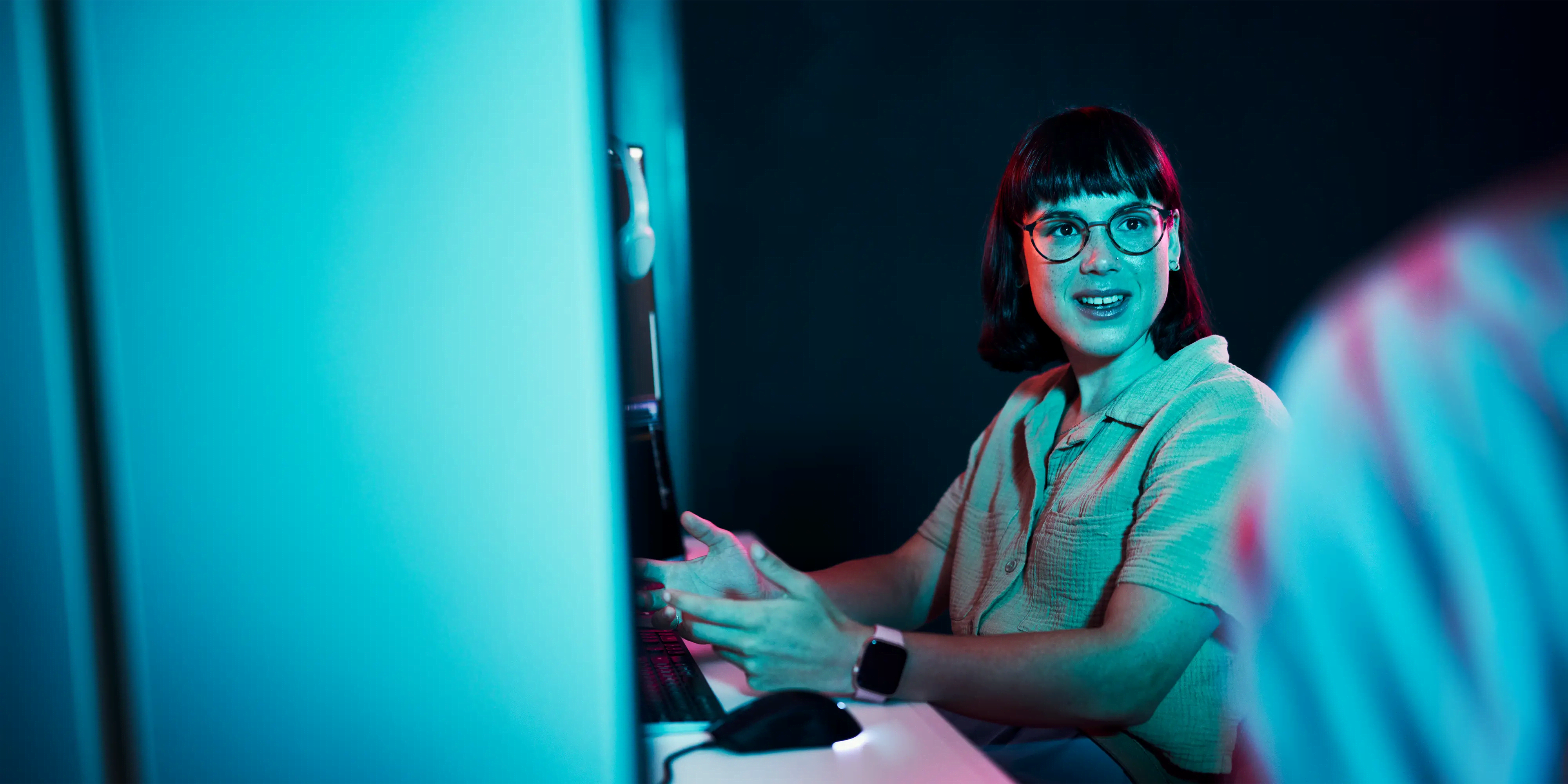 AI Initiativen an der IU: Studentin sitzt am PC