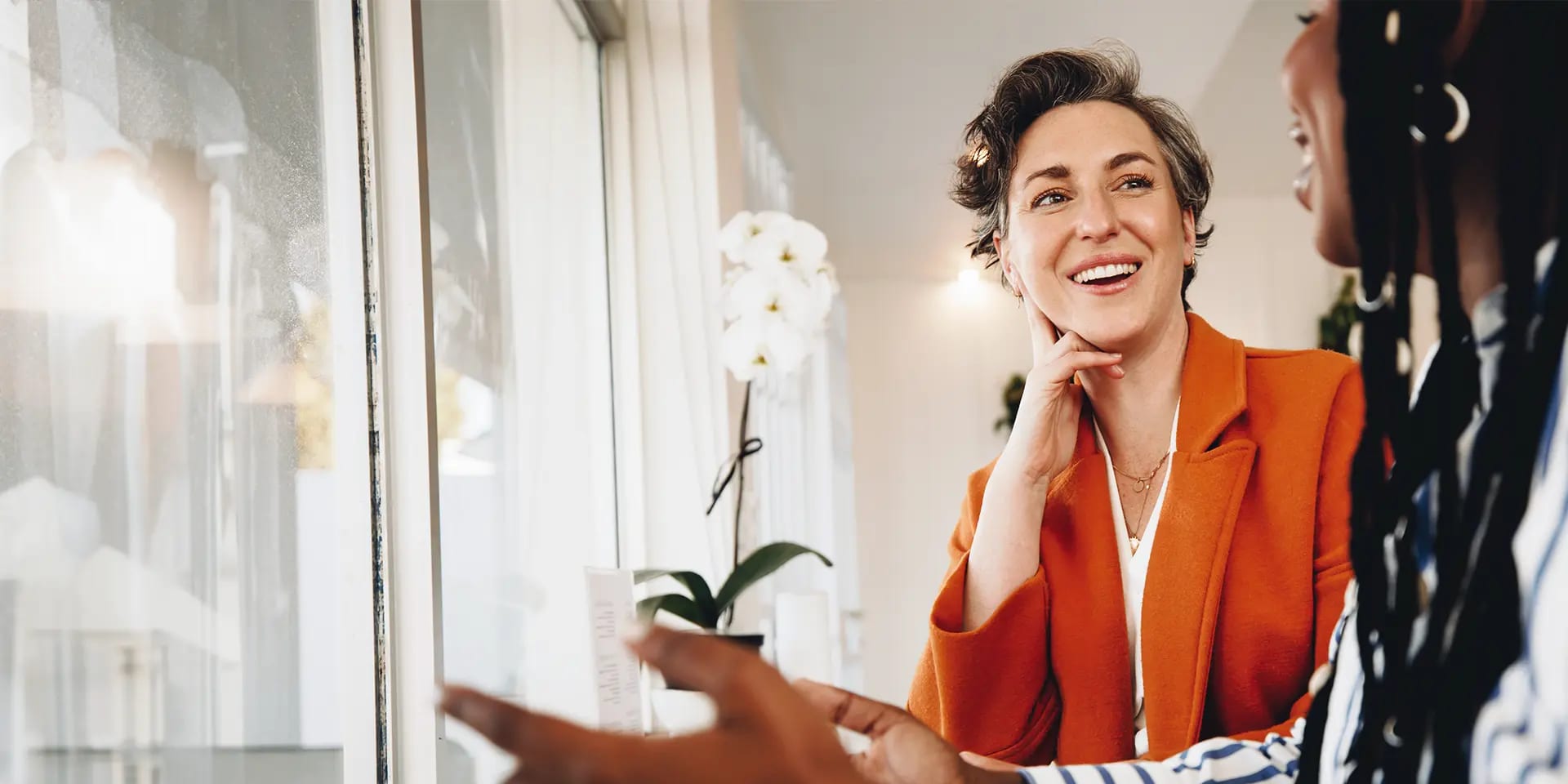 Titelbild zum Artikel "Life Coaching": Coach unterhält sich mit Kundin