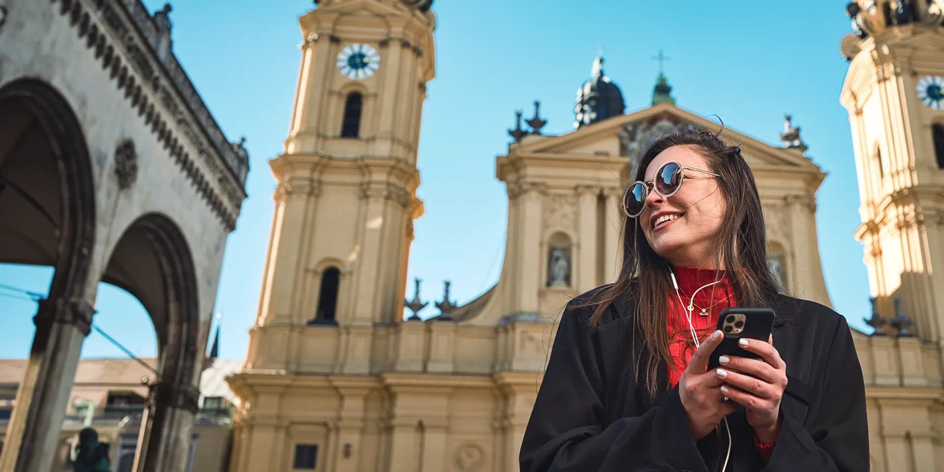 Titelbild zum Artikel "Studieren ohne Abitur in Bayern": Studentin am Odeonsplatz in München