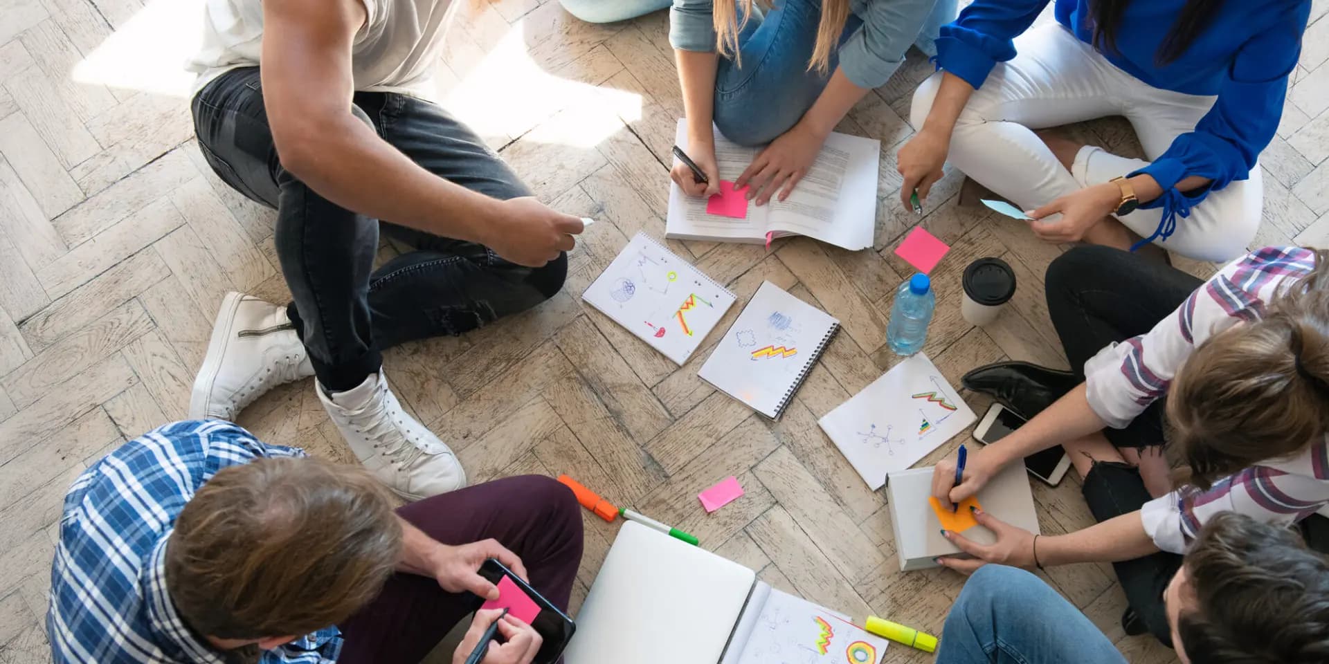 Titelbild zum Artikel: "Lernen im Fernstudium – 5 Tipps": Studierende arbeiten gemeinsam an Aufgaben im Fernstudium.