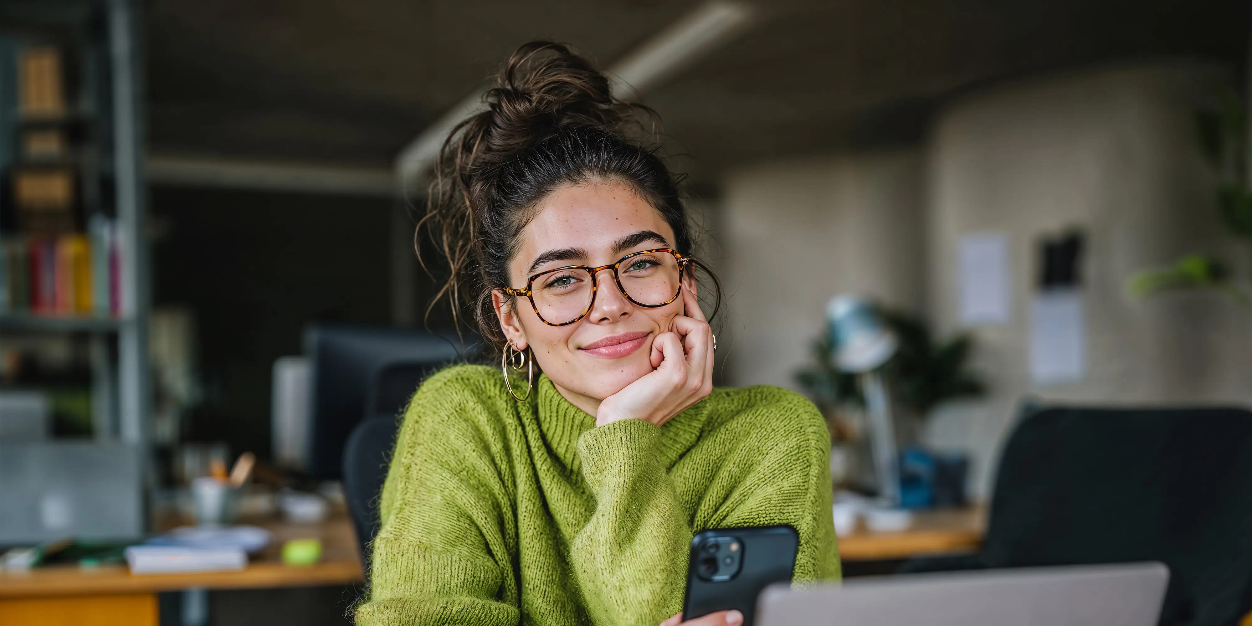 Bachelor Public Relations und Kommunikation: Frau am Schreibtisch mit Handy und Laptop, AI-generated