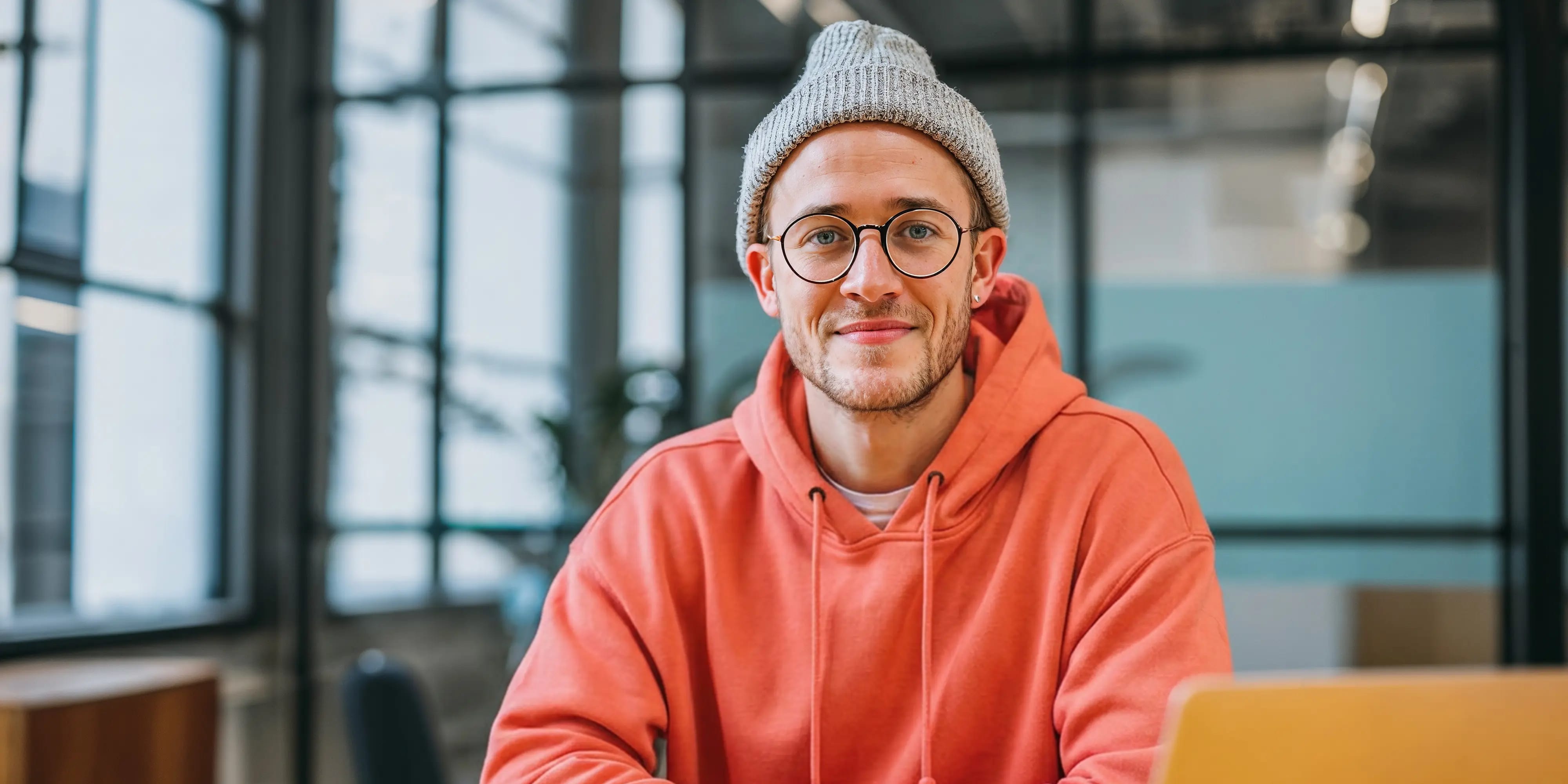 Bachelor Online-Marketing: Mann am Schreibtisch mit Laptop, AI-generated