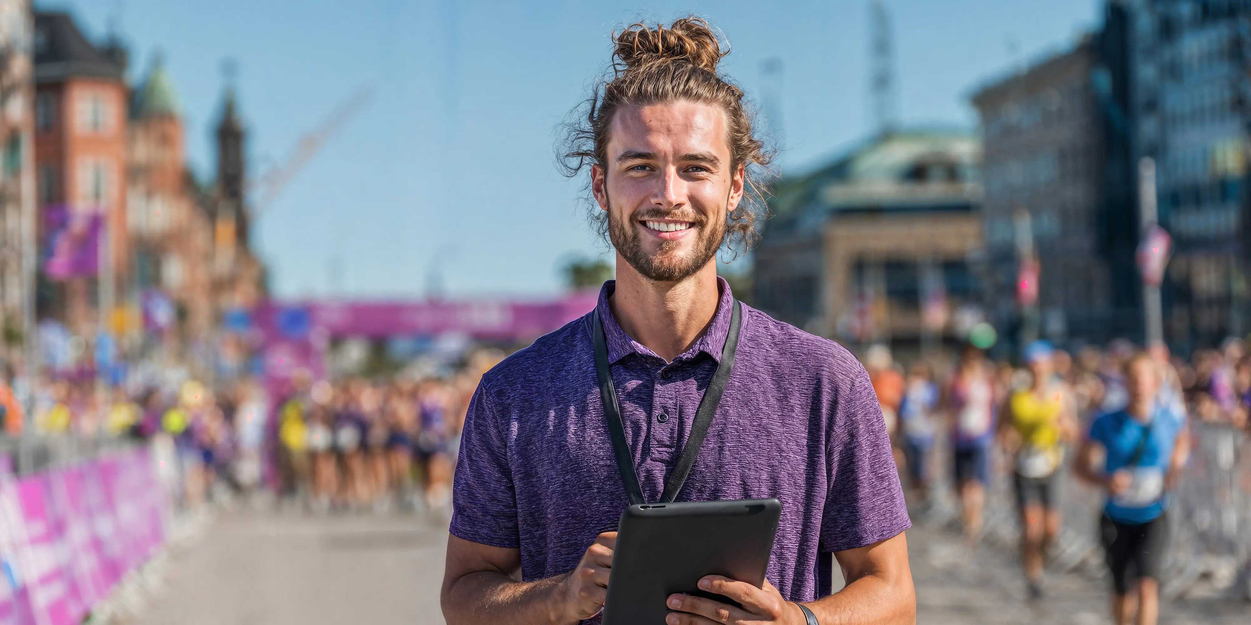 Bachelor Sportmanagement: Mann mit Lanyard steht mit Tablet auf der Straße bei einer Laufveranstaltung, AI-generated
