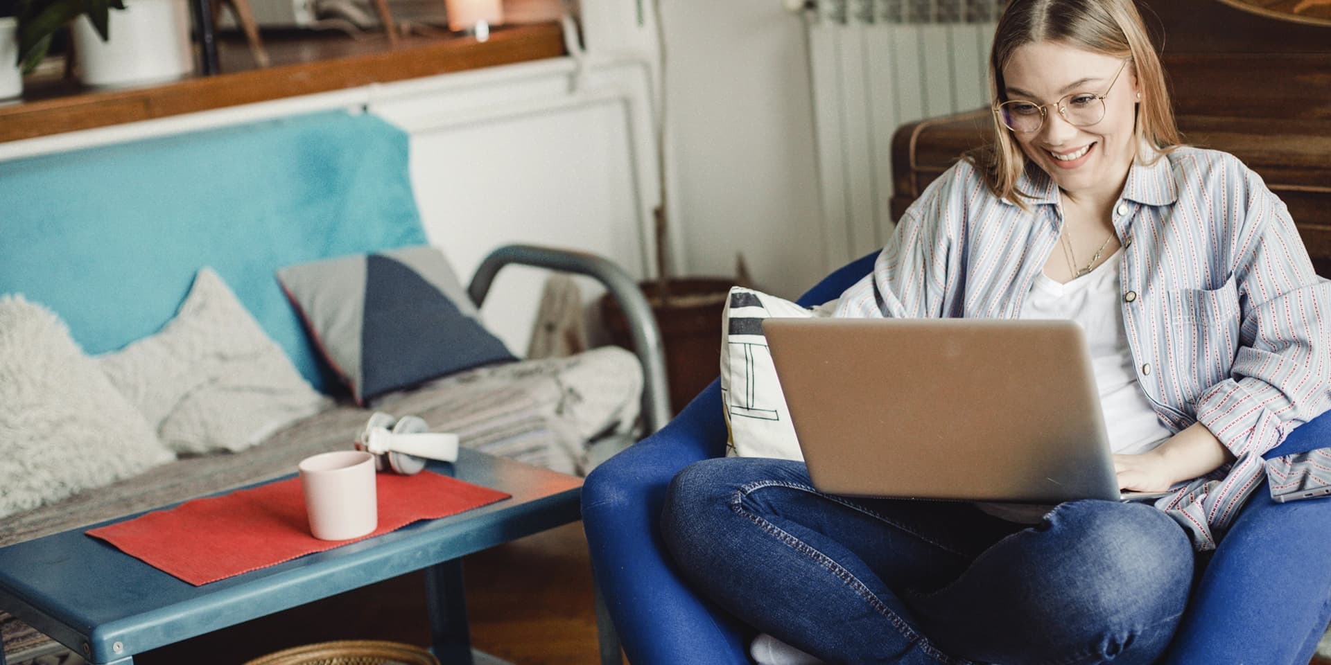 Studierende mit Laptop arbeitet nach dem Studium an ihrer Initiativbewerbung