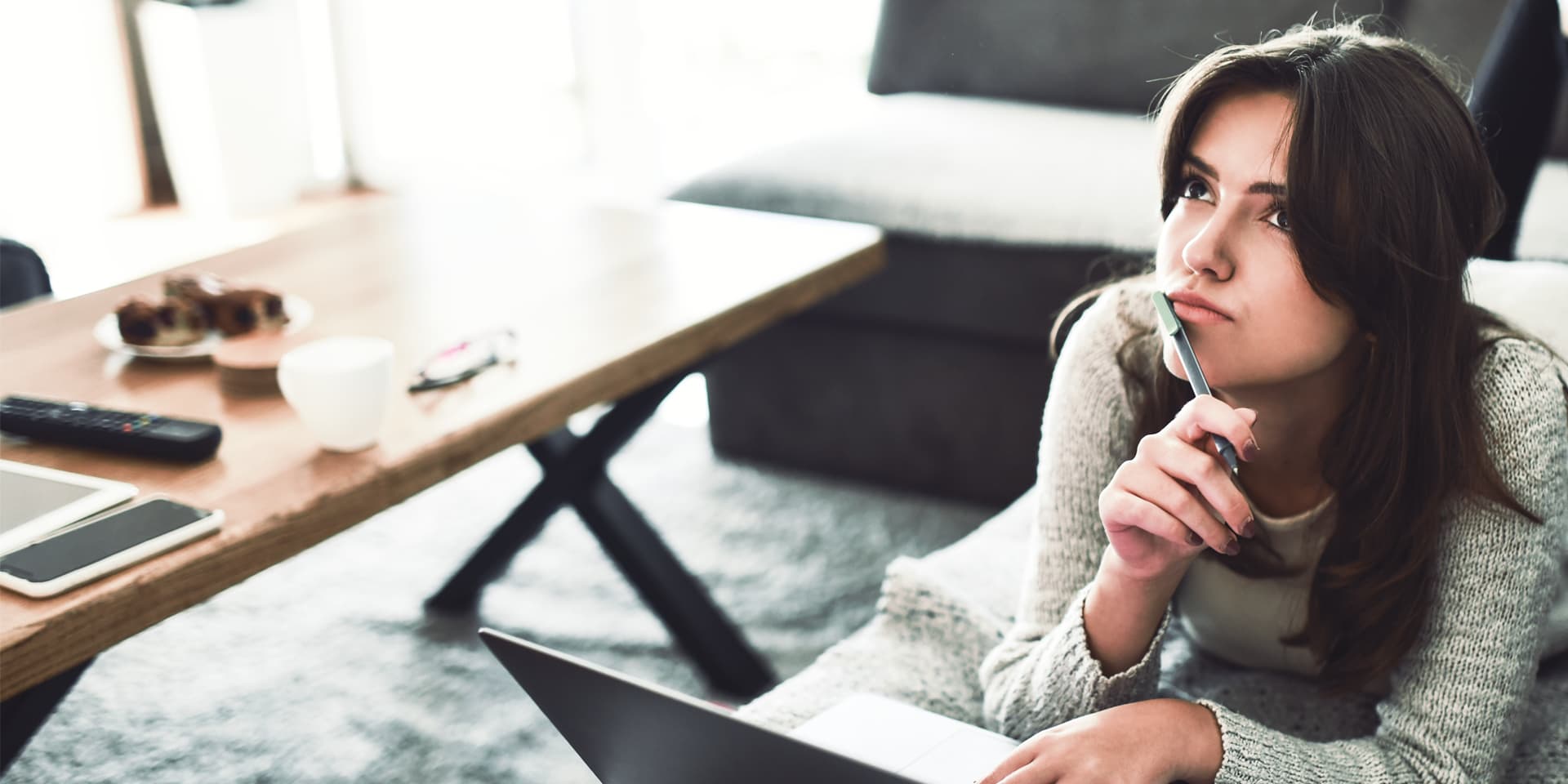 Titelbild für Artikel “Jobs mit Hauptschulabschluss”: Studentin mit Laptop liegt auf dem Sofa